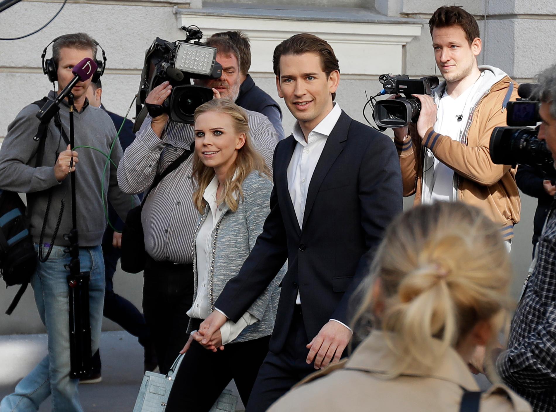 Sebastian Kurz, utrikesminister och ÖVP-ledare, lade sin röst i Wien, tillsammans med sin flickvän Susanne Thier.
