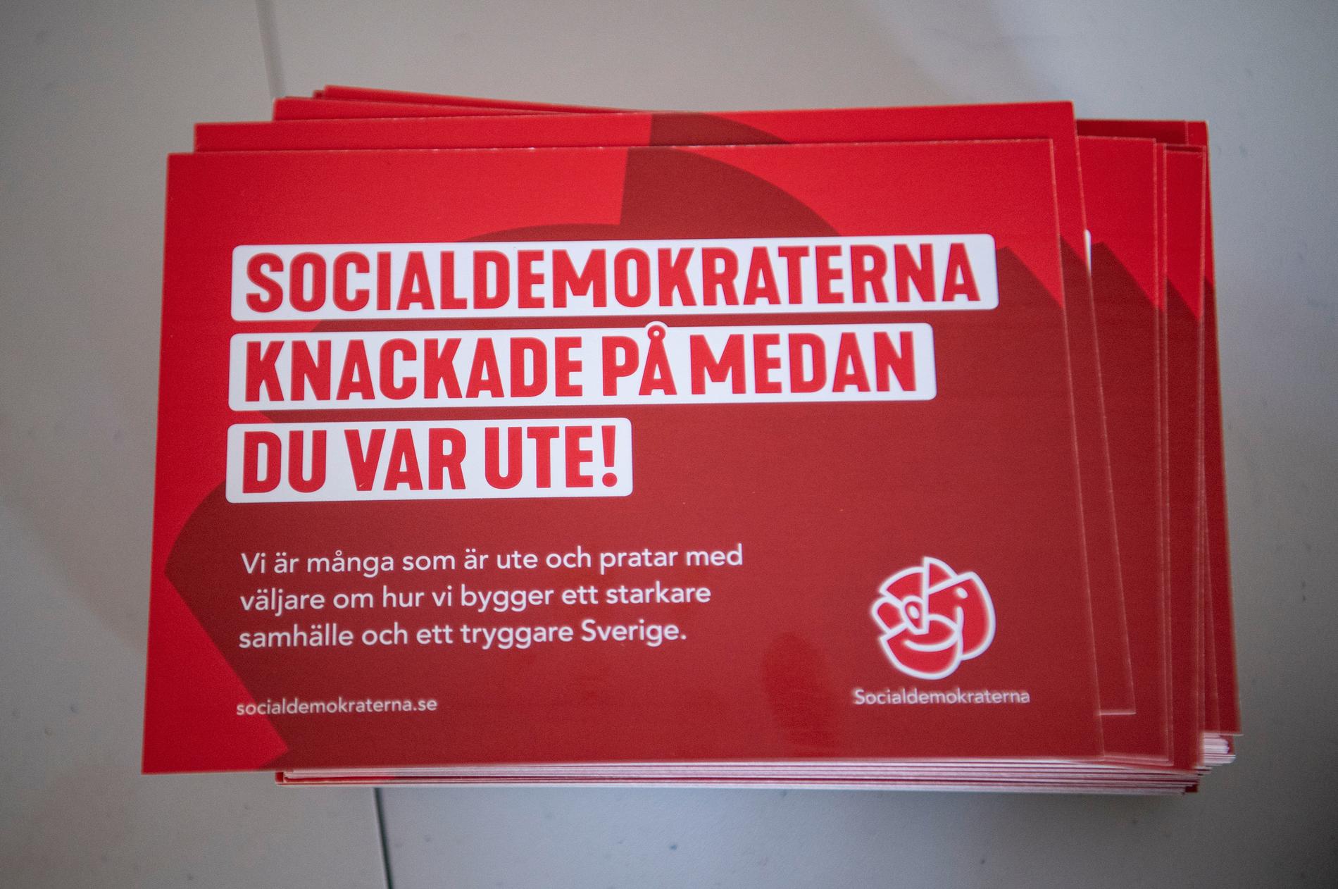 Socialdemokraterna knackade på medan du var ute meddelar ett vykort som ingår i dörrknackningsmaterialet för Socialdemokraterna.