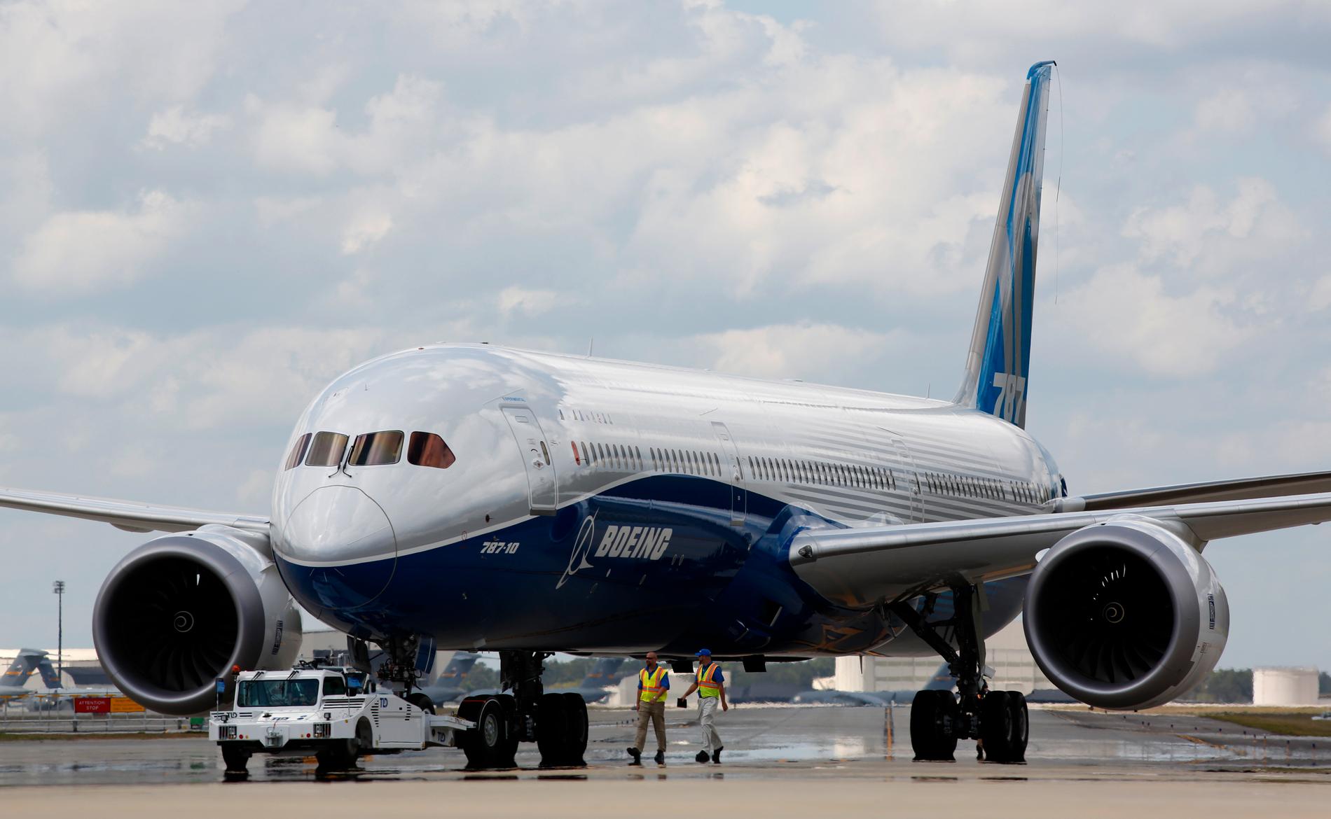 Boeing 787–10 lanserades 2017.