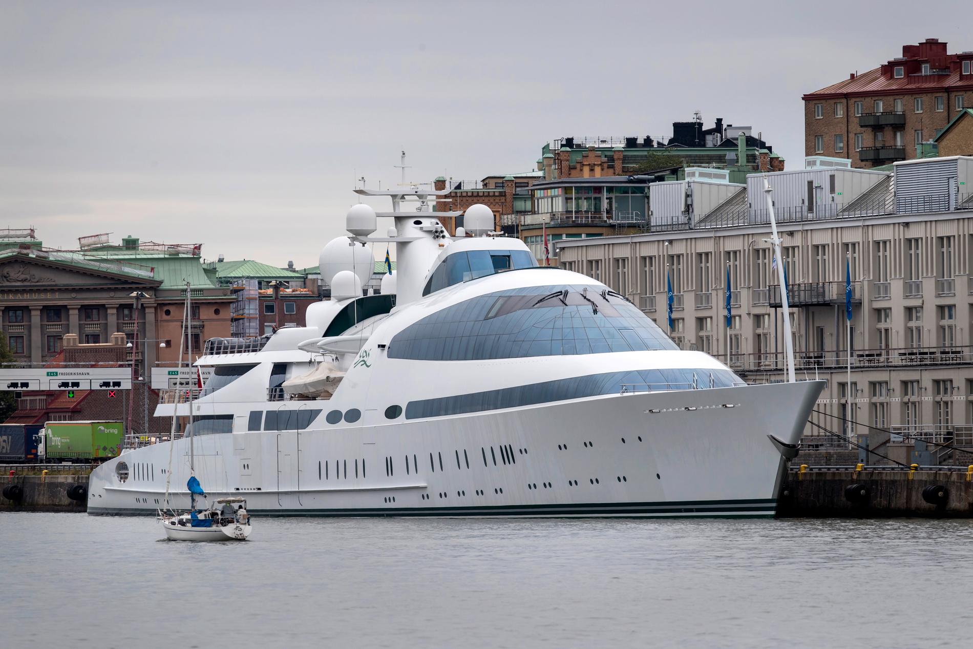 Yachten YAS, som ägs av den emiratiska kungligheten Hamdan bin Zayed bin Sultan Al-Nahyan, vid Amerikaskjulet i Göteborgs hamn.