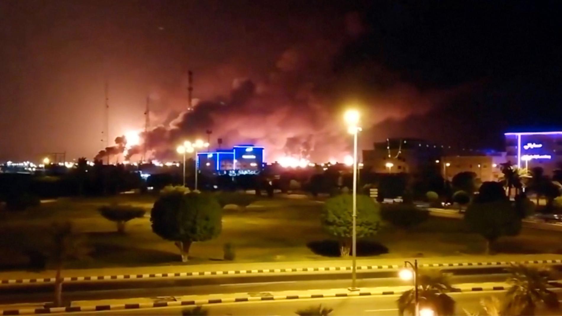 Kraftig brand vid Aramcos anläggning vid staden Abqaiq i östra Saudiarabien.