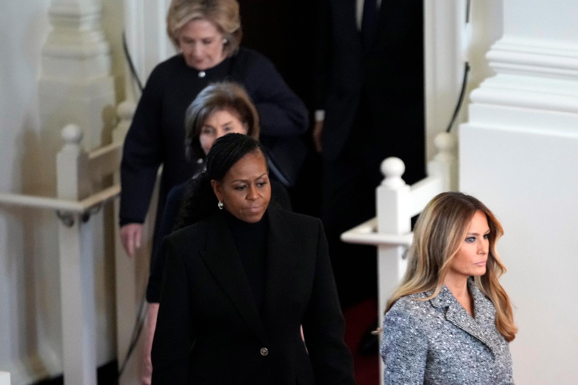 De före detta första damerna Hillary Clinton, Laura Bush, Michelle Obama och Melania Trump vid minnesstunden.