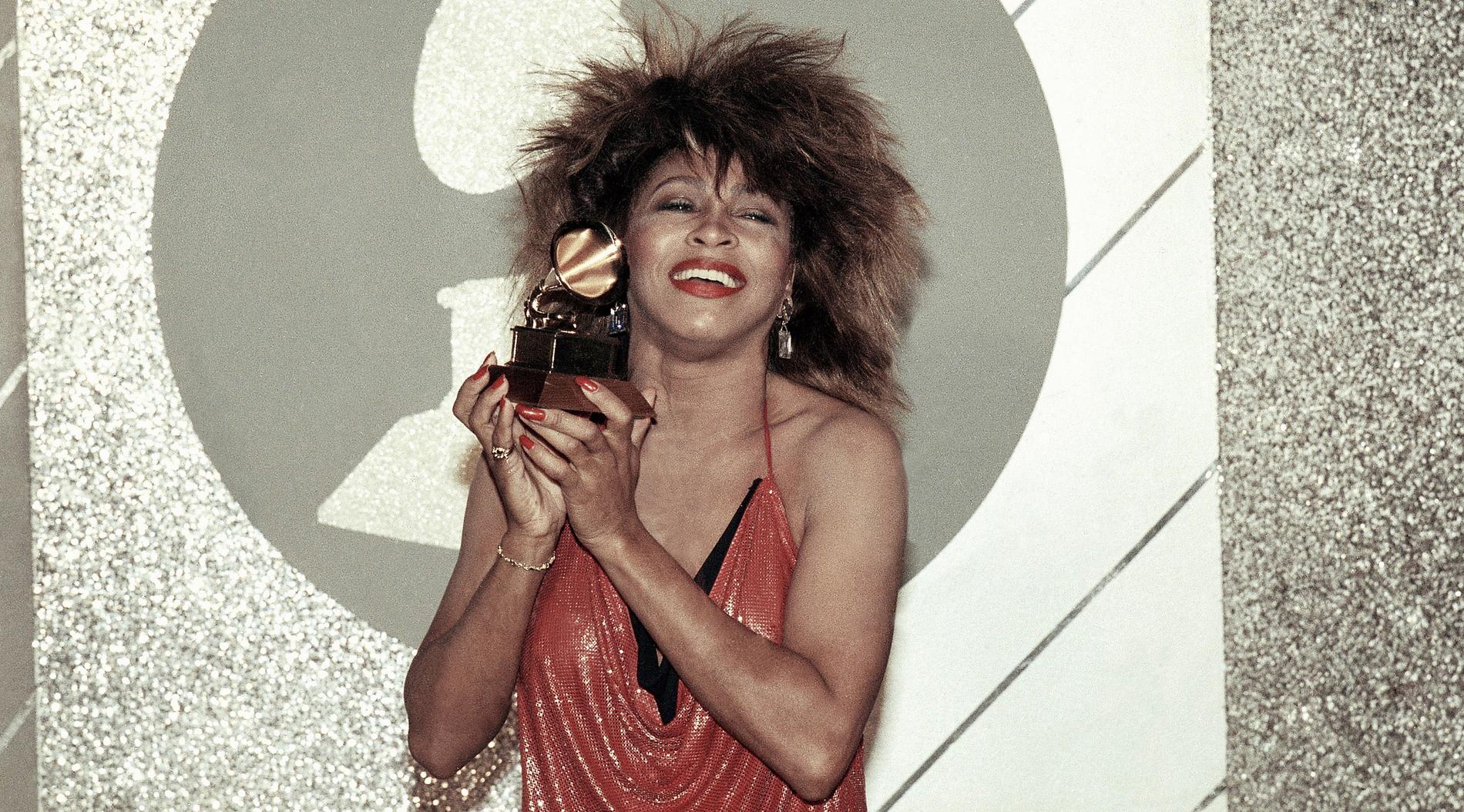 Tina Turner med en Grammy 1985.