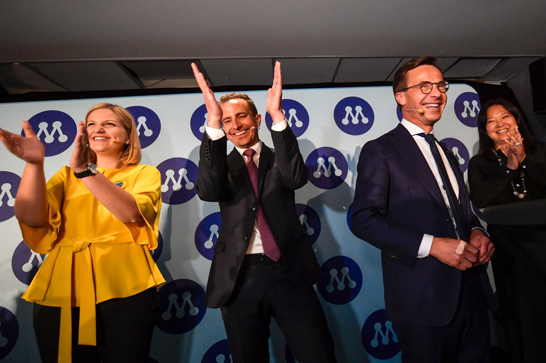 Arba Kokalari, Tomas Tobé och Ulf Karlsson är nöjda efter det preliminära valresultatet under Moderaternas valvaka på Clarion Sign Hotell.