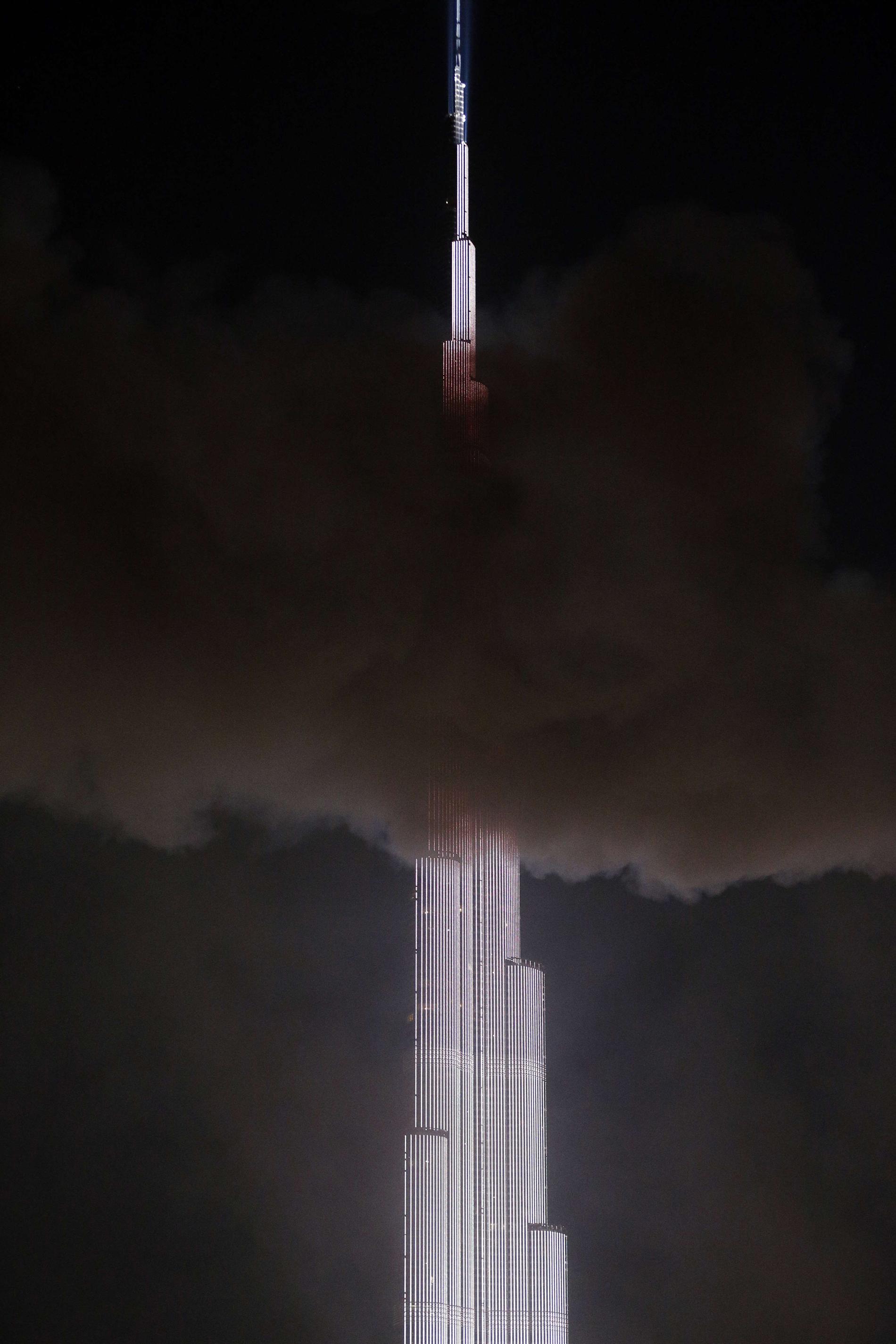 Rök från branden framför världens högsta byggnad Burj Khalifa.