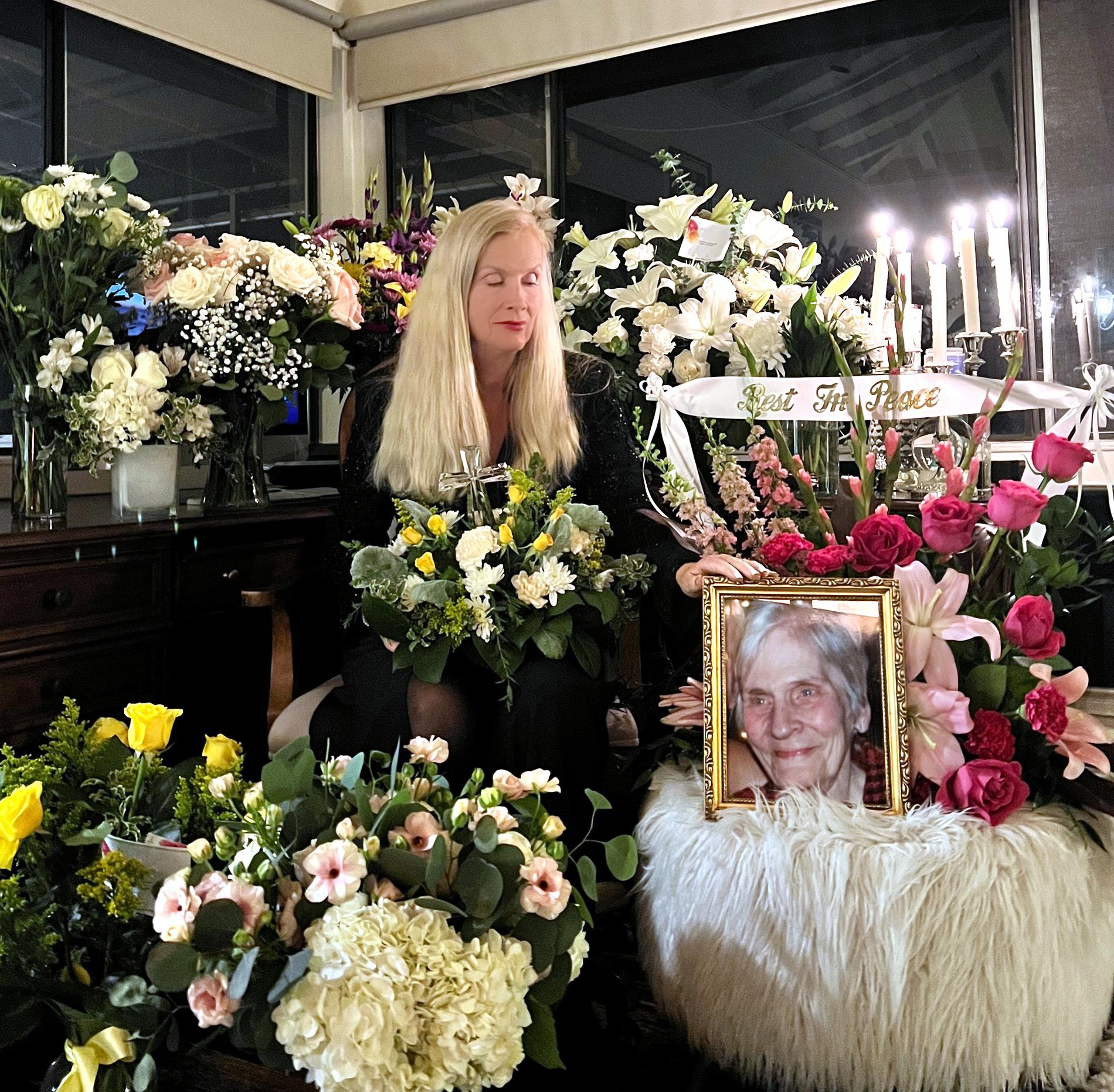 Gunilla Persson på begravningen av mamma Iris.