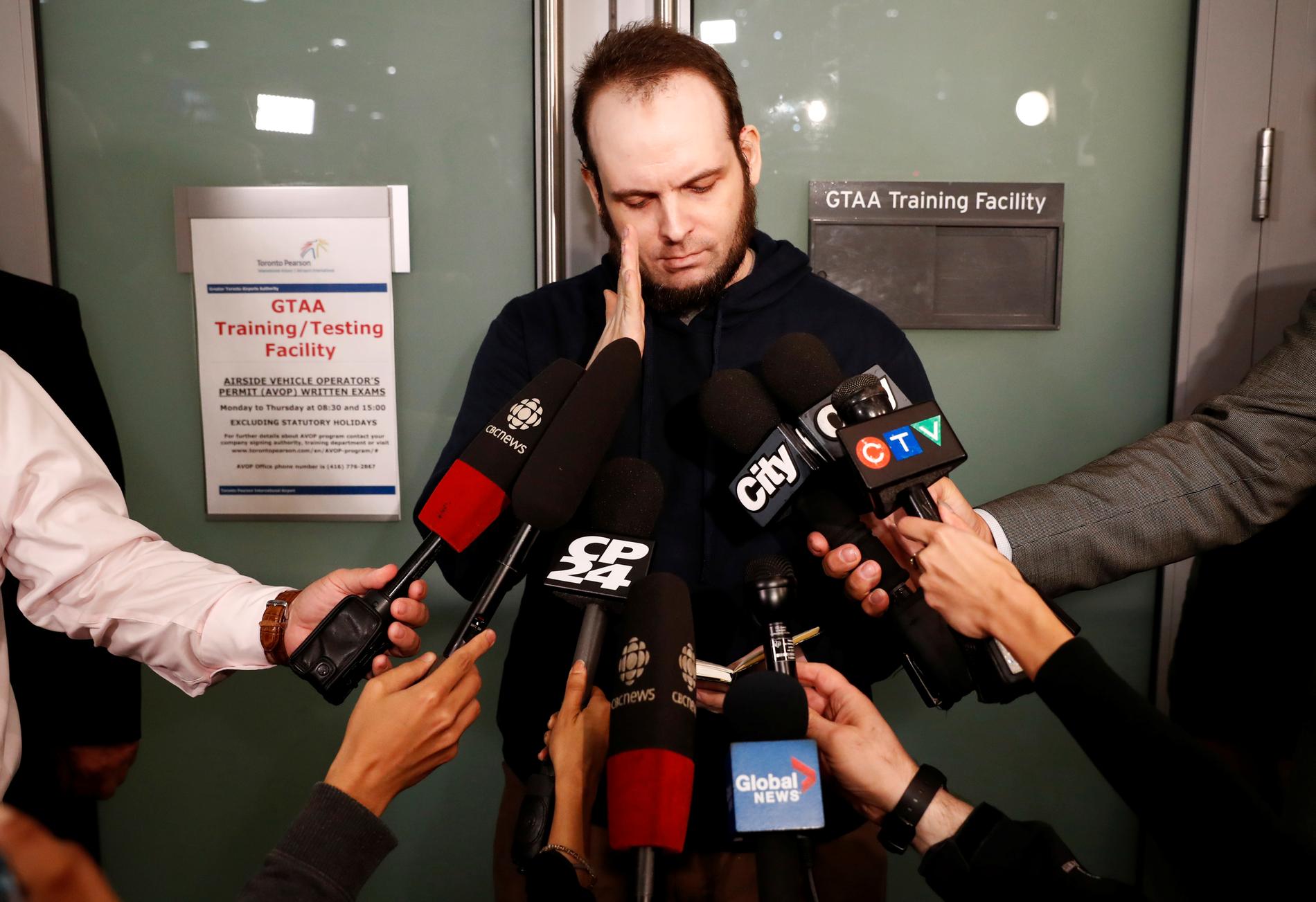Joshua Boyle möter media efter att han landat i Toronto