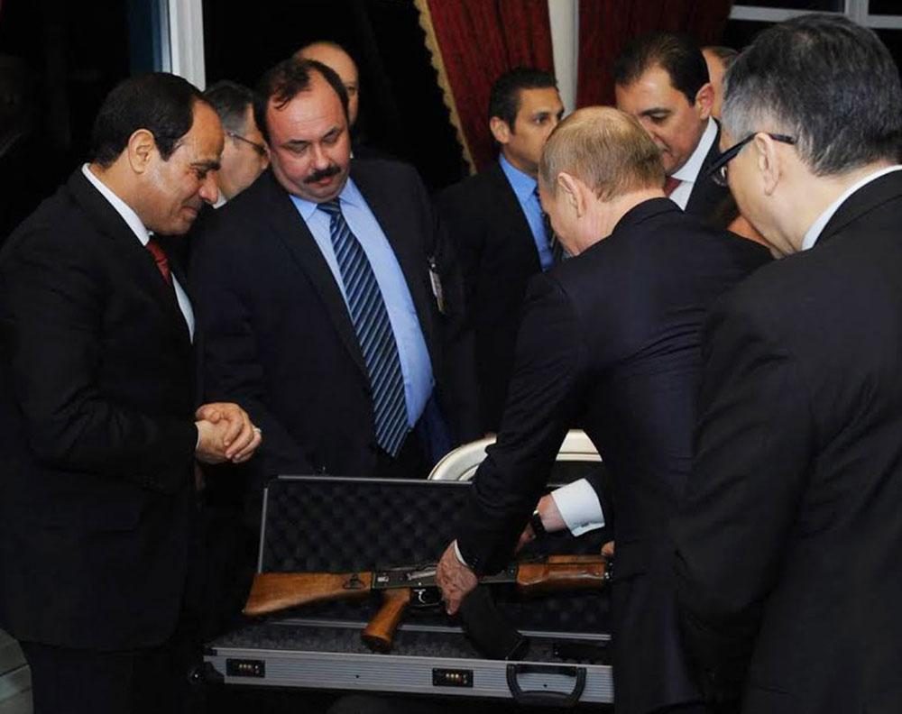 Putin överlämnar en Kalasjnikov till Sisi.