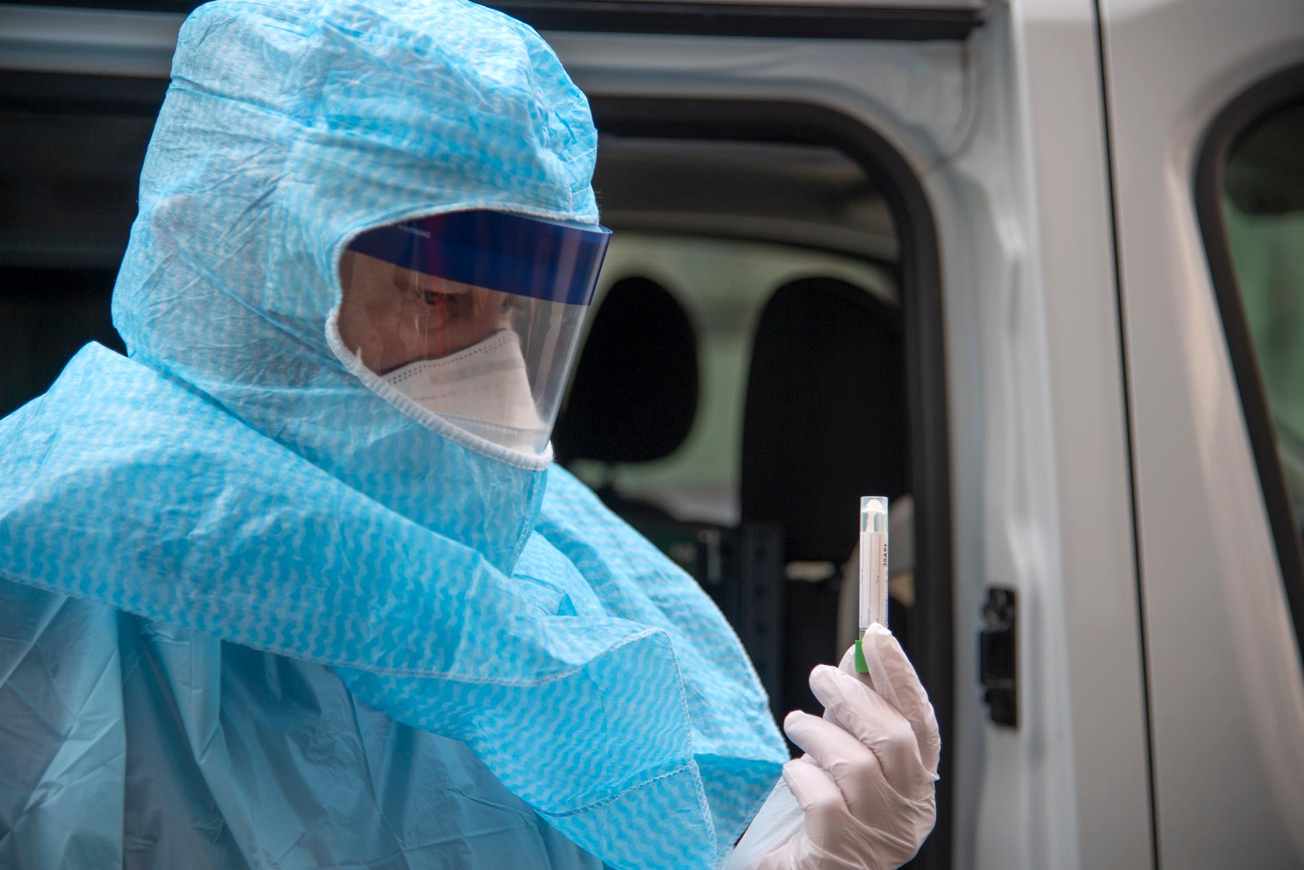Ambulansen gör hembesök hos personer som misstänks vara smittade av coronaviruset i Stockholm.