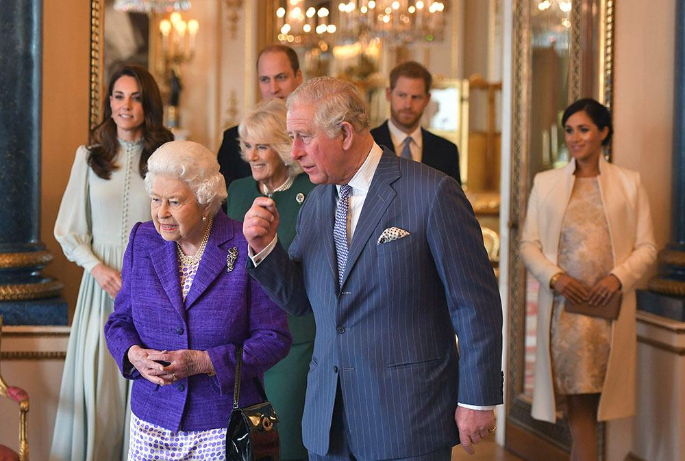 Drottning Elizabeth i mars 2019 tillsammans med dåvarande prins Charles, hertiginnan Camilla, hertiginnan Kate, prins William. I bakgrunden prins Harry och hertiginnan Meghan. 