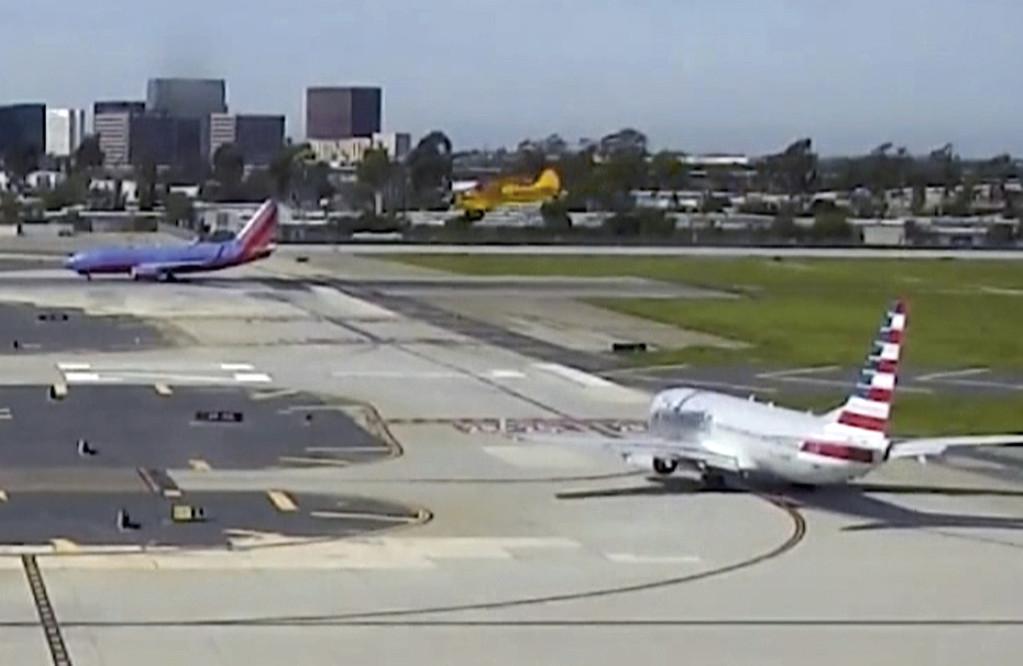 Harrison Ford kan ses flyga sitt plan (Det gula till höger i bild) och landa rätt framför det passagerarplan som är på väg ut med 110 personer ombord.