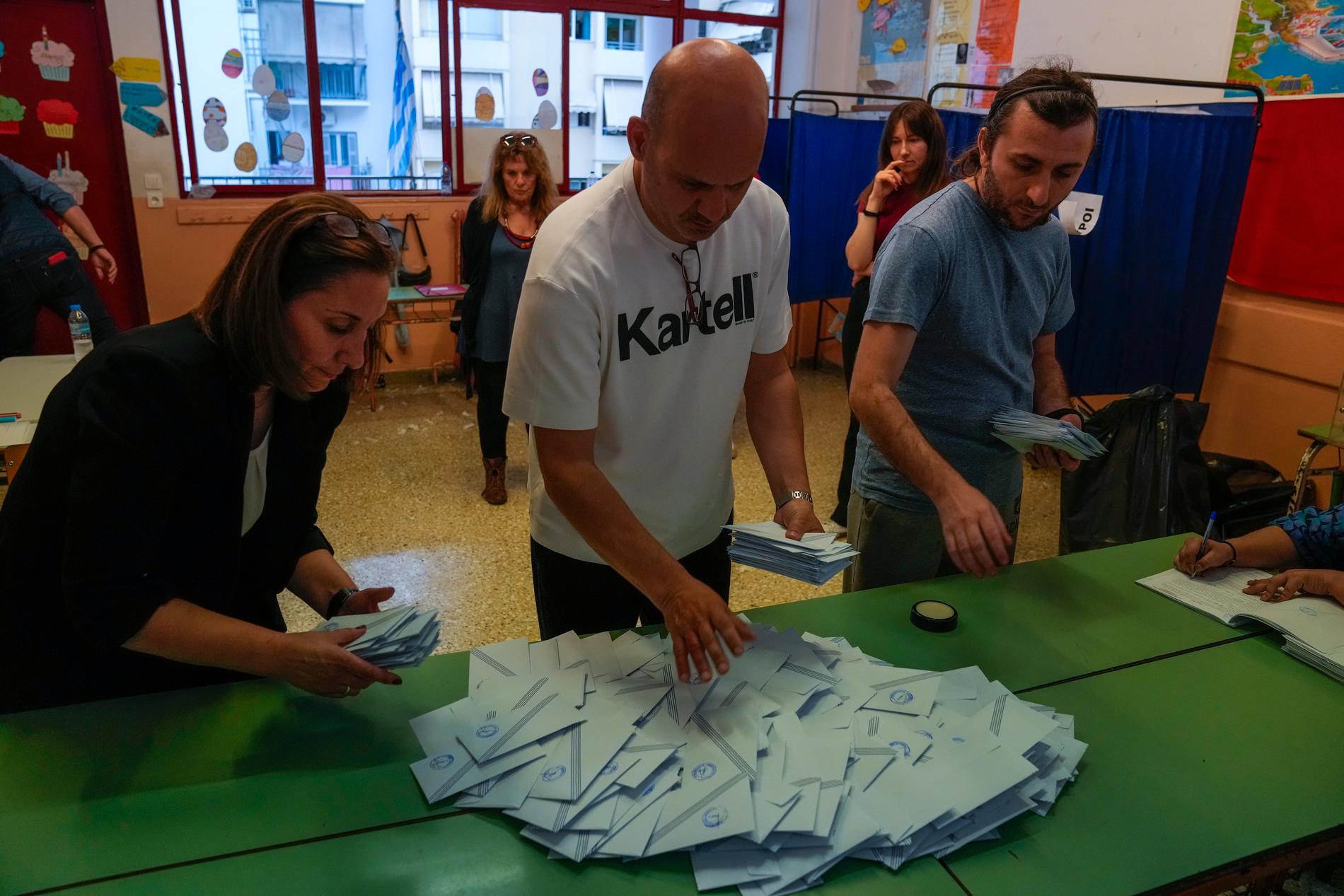 Rösträkning i en vallokal i Aten under söndagen.