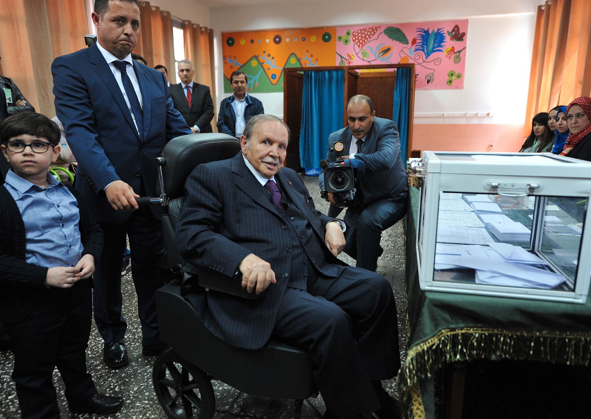 Abdelaziz Bouteflika vid rösturnan i parlamentsvalet förra året.