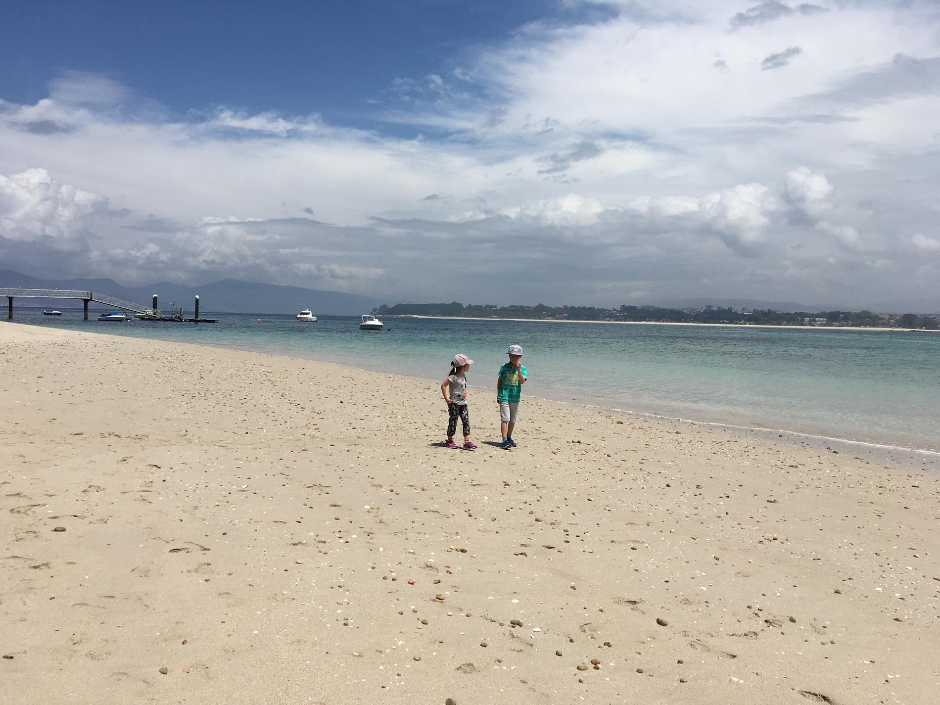 Barnen på stranden.