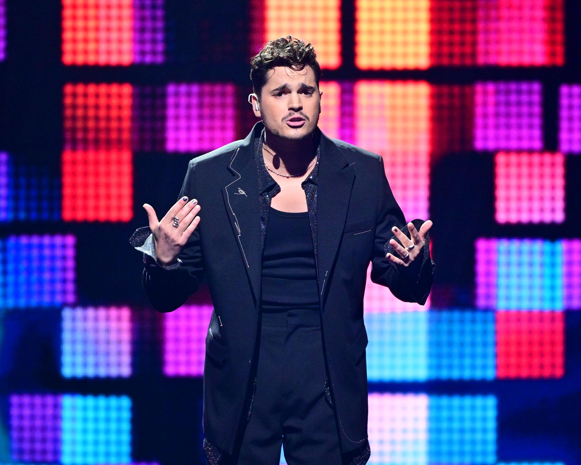 Programledaren Oscar Zia fick improvisera under direktsändningen av Melodifestivalen när SVT:s röstningsapp kraschade. Arkivbild.