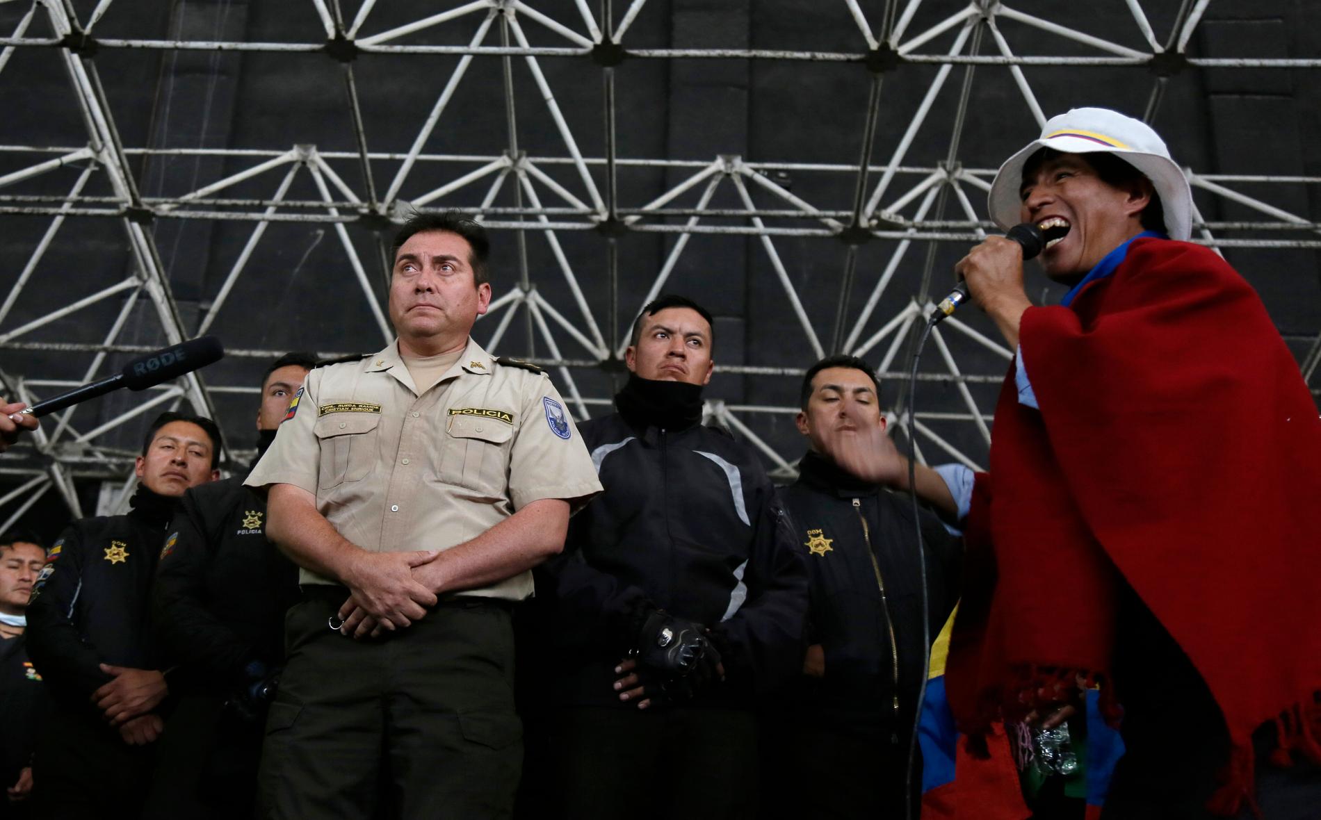 Åtta poliser hålls som gisslan av en grupp demonstranter i Ecuador.