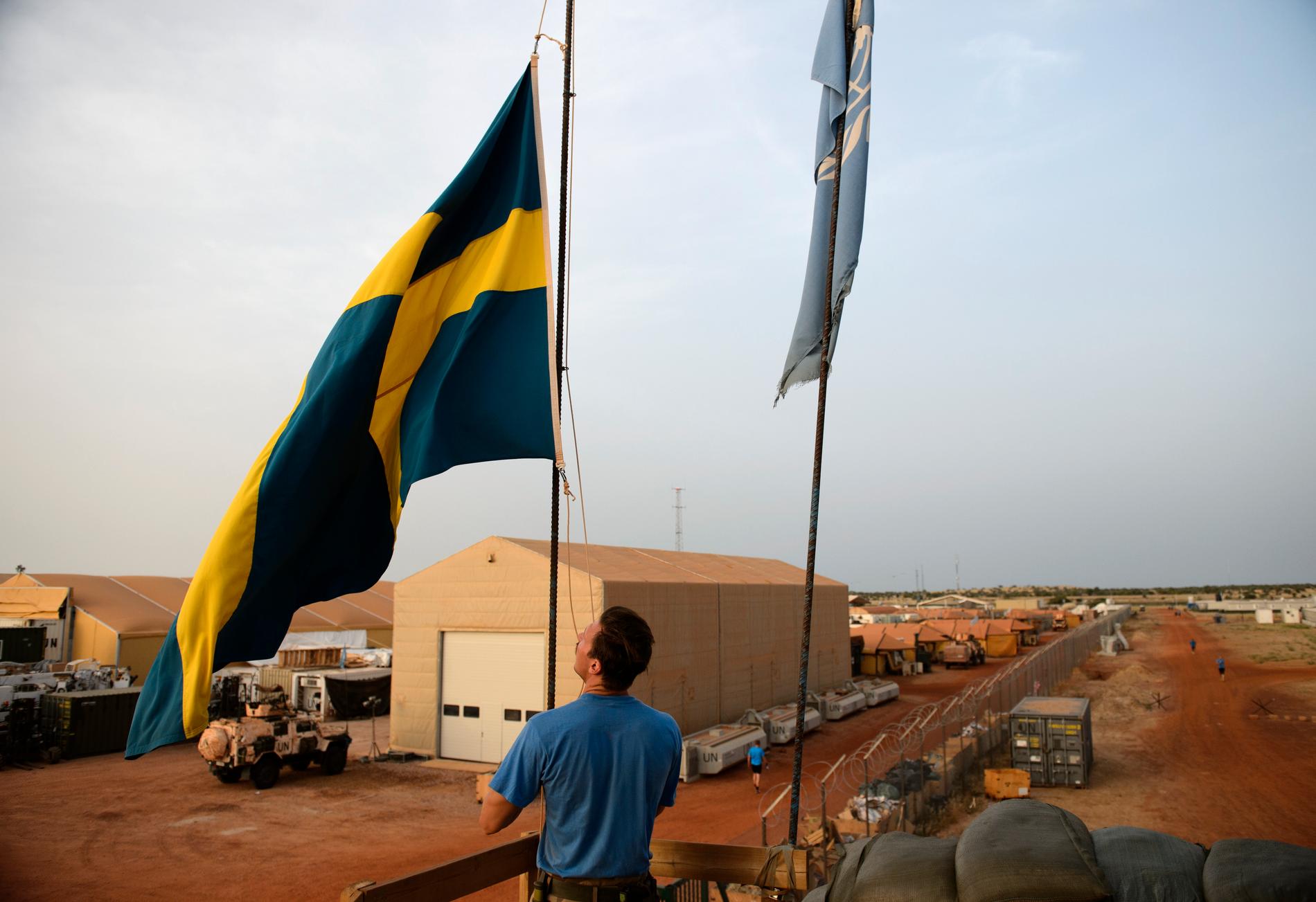 Sverige deltar sedan tidigare i FN-insatsen Minusma i Mali. På bilden hissas svenska flaggan på Camp Nobel i Timbuktu. Arkivbild.