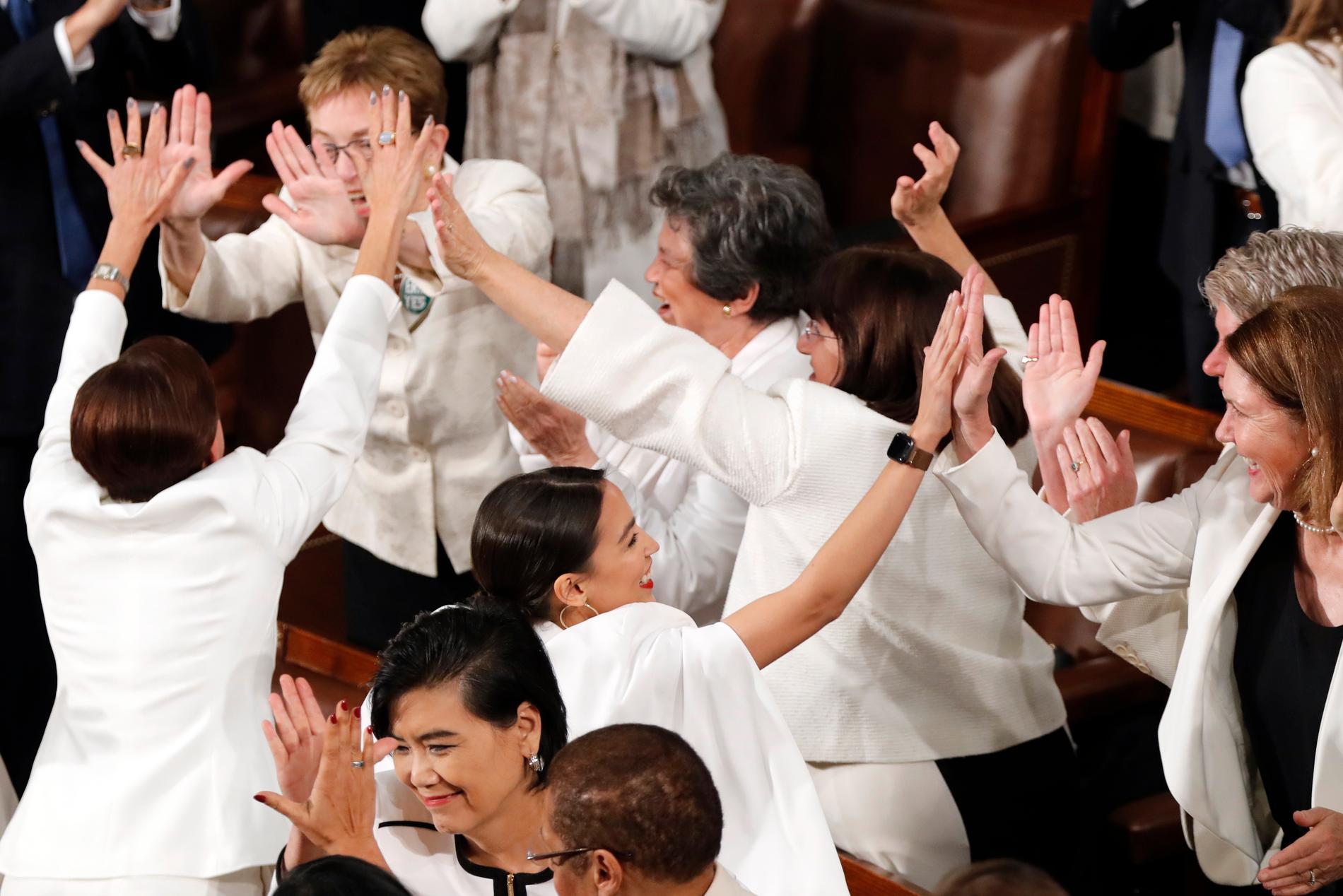 Kvinnliga kongressledamöter gläds åt att allt fler kvinnor är i arbete i USA.