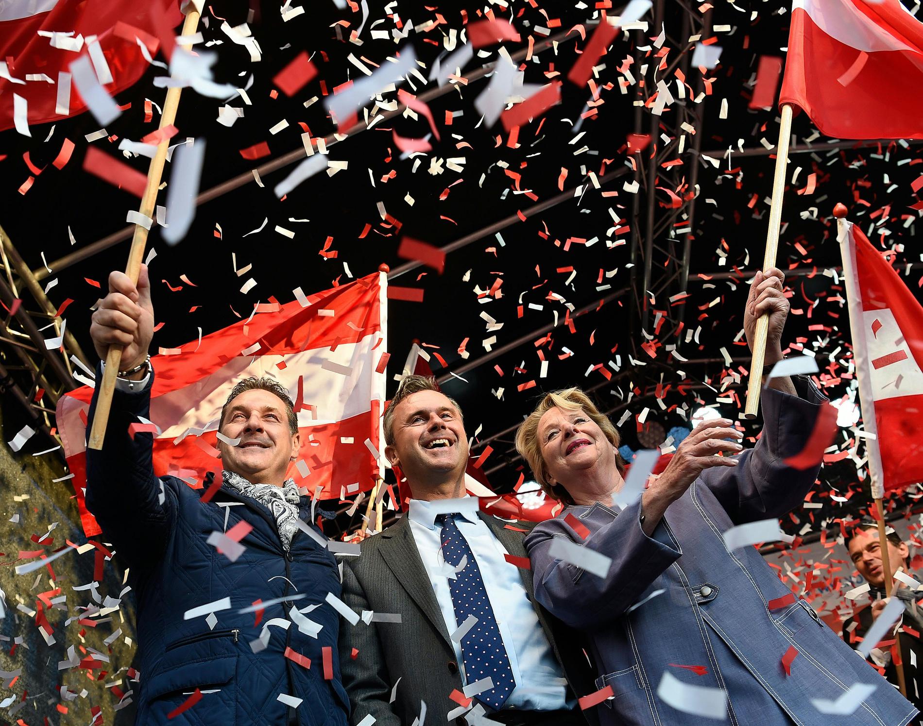 FPÖ:s ledare Heinz-Christian Strache, presidentkandidaten Norbert Hofer och EU-politikern Ursula Stenzel på det sista valmötet i fredags.