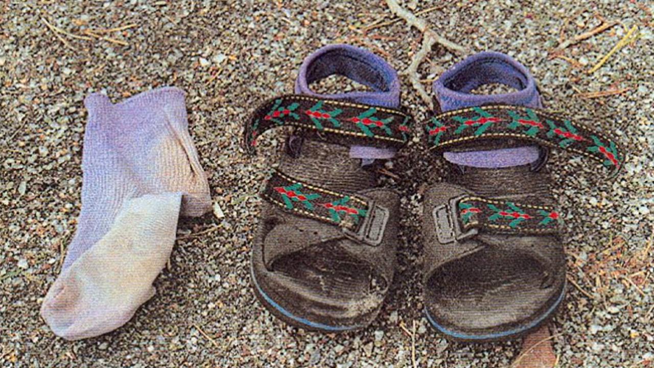 Kevins sandaler och en strumpa hittades bakom en bod, cirka 30 meter från vattnet där Kevin hittades.