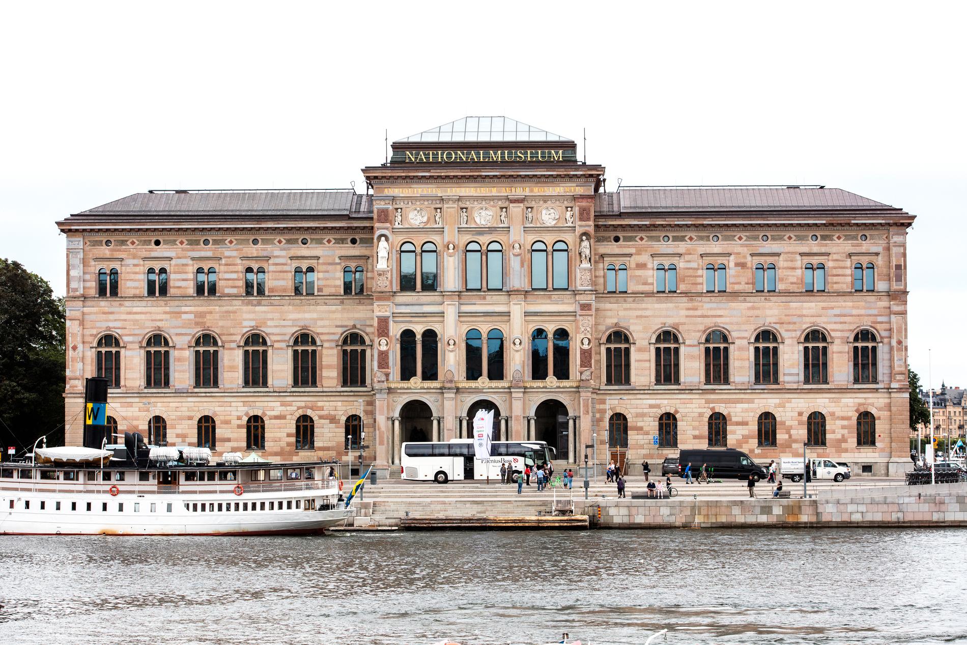 Nationalmuseum i Stockholm har öppet som vanligt, men har ställt in alla evenemang och begränsar insläppet så att det aldrig är fler än 500 personer i byggnaden samtidigt. Arkivbild.