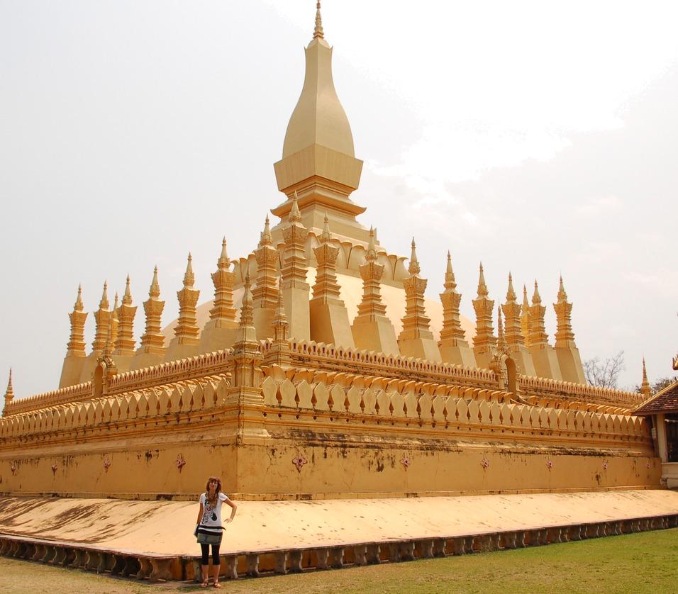 Pha That Luang. Den gyllene stupan från 1500-talet är en av de populäraste sevärdheterna i Vientiane.
