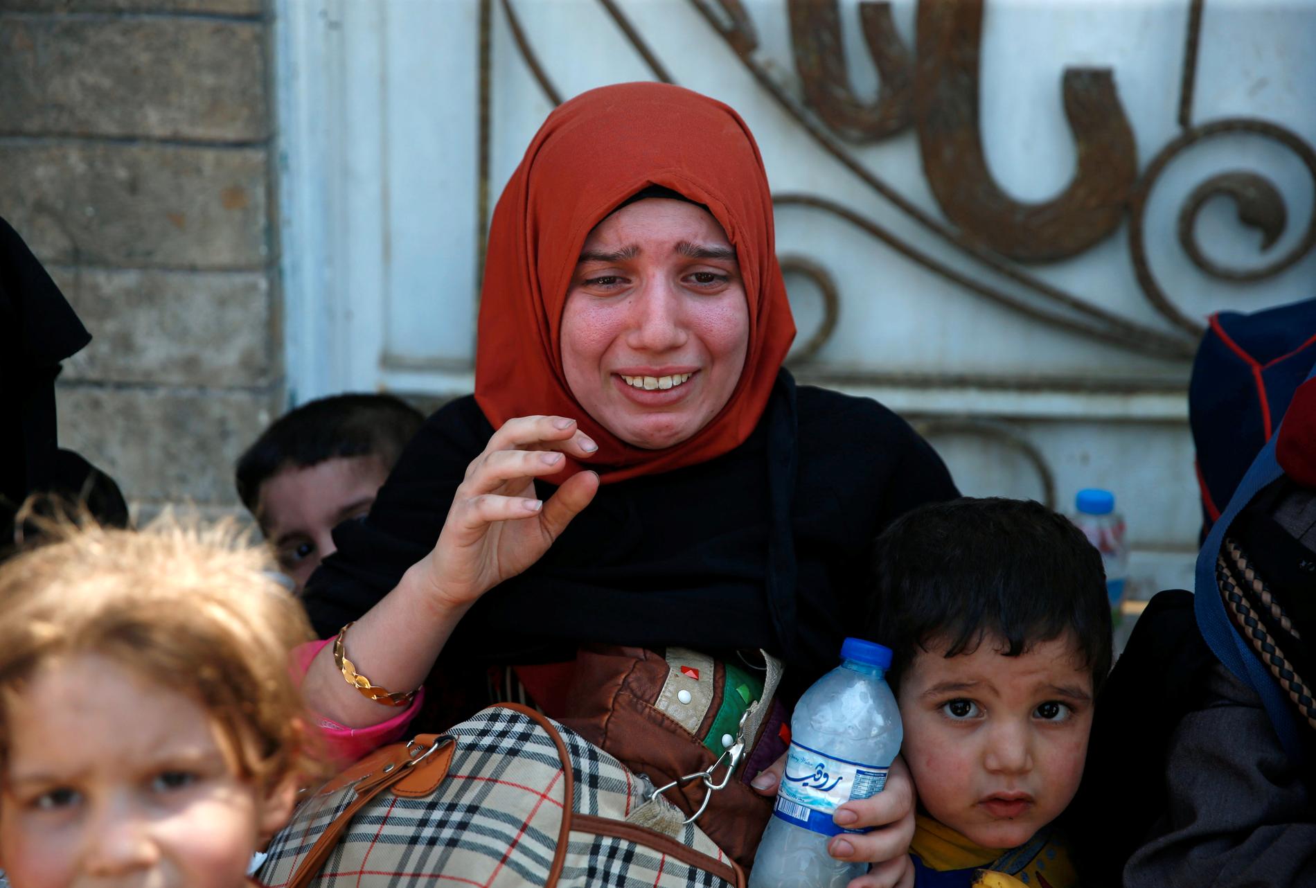 En kvinna gråter när hon och andra fördrivna civila räddas av Irakiska säkerhetsstyrkor i gamla stan i västra Mosul. 