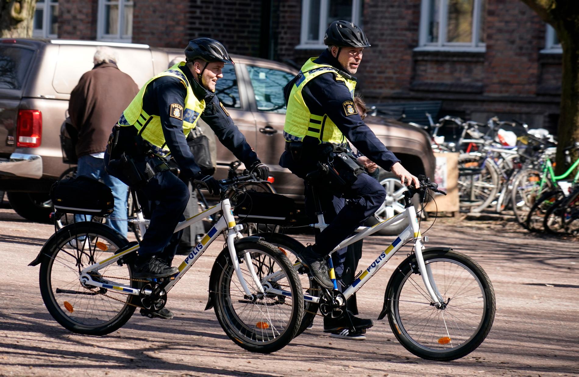 Vår i Lund. Poliser på cykel i Lundagård när årets vår till slut anlände med tvåsiffriga temperaturer.