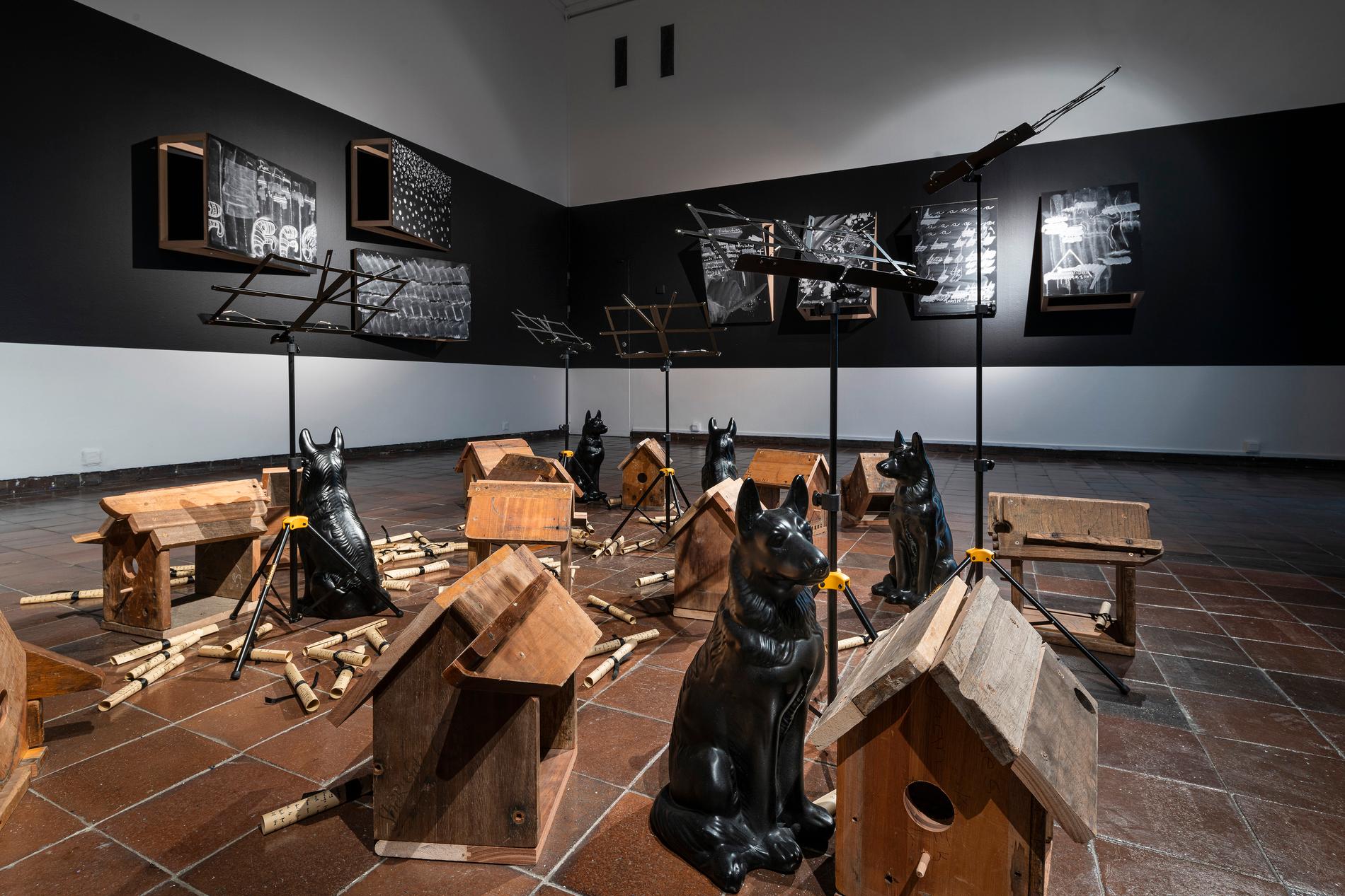Installationen ”Conference of the Birds” (2017-2021) visas på Kemang Wa Lehuleres utställning på Göteborgs konsthall. 