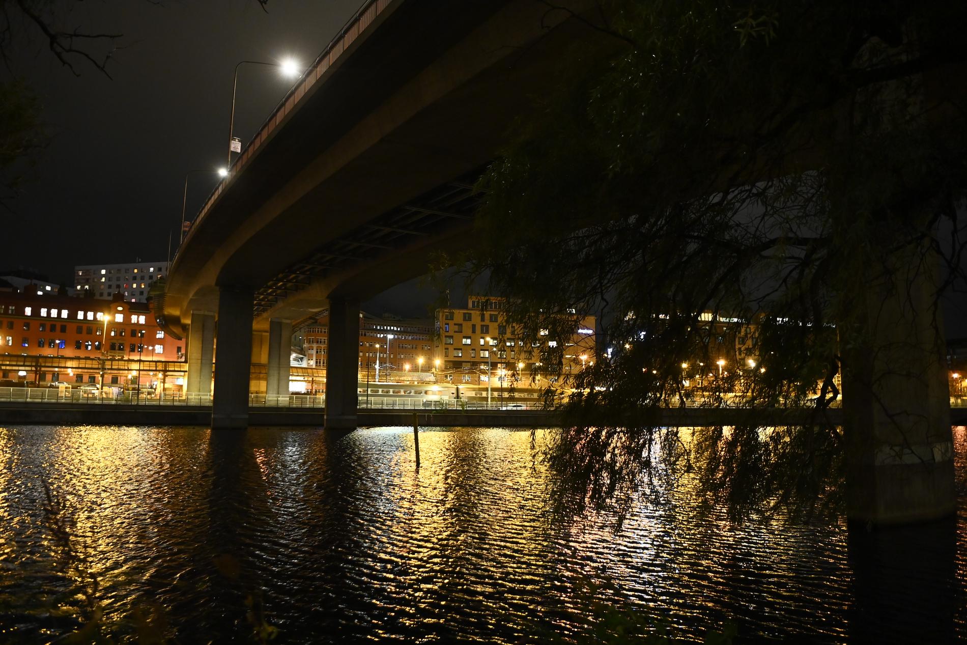 Barnhusviken utgör, tillsammans med Klara sjö och Karlbergskanalen, ett kanalsystem i centrala Stockholm – från Riddarfjärden till Solna – mellan stadsdelarna Norrmalm, Kungsholmen och Vasastaden. Längs Kungsholmsstranden, där torsdagens polisinsats pågick, går ett populärt promenadstråk.