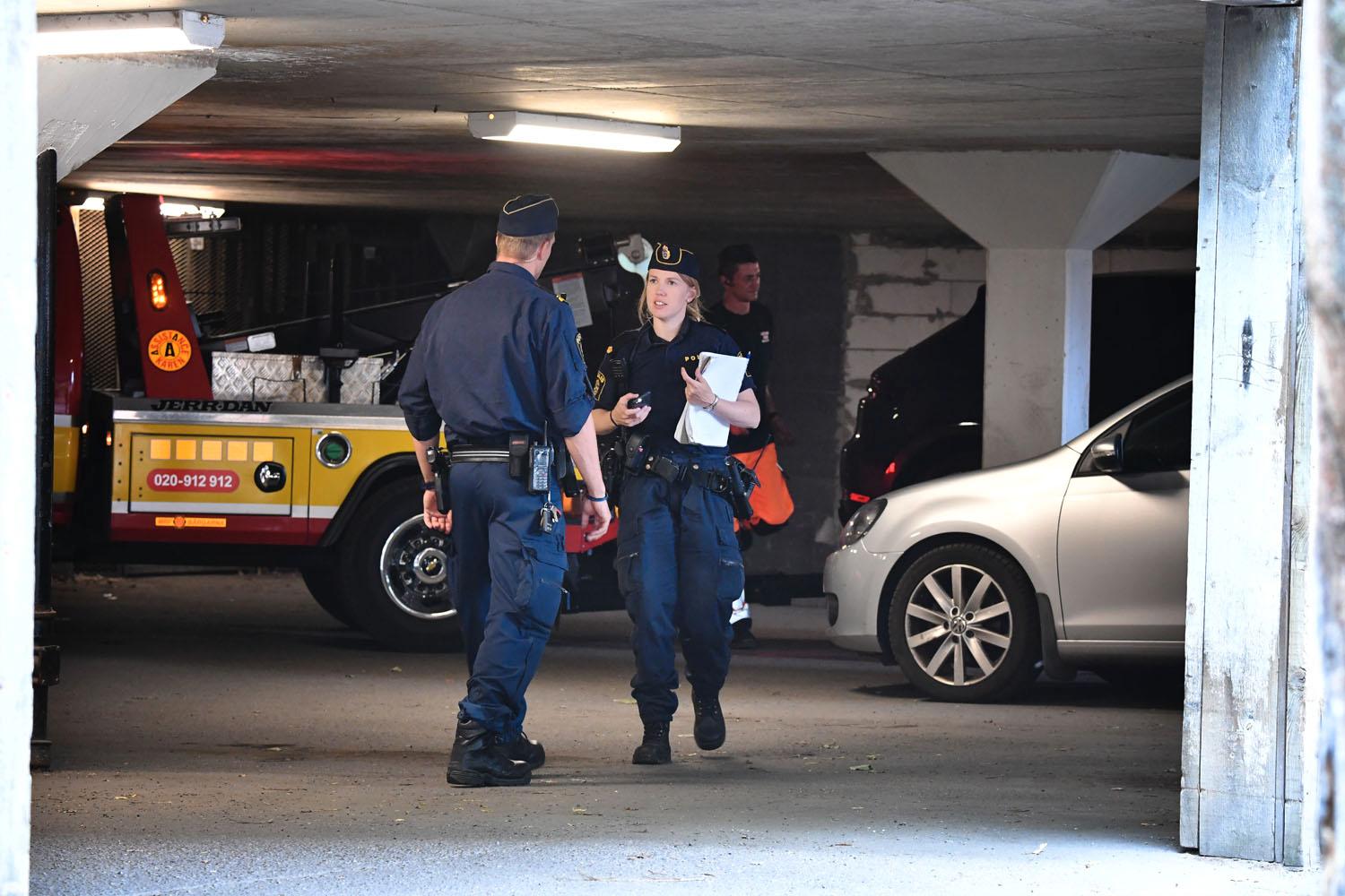 Polisen hittade Porschen i ett parkeringsgarage i Vårby gård. 