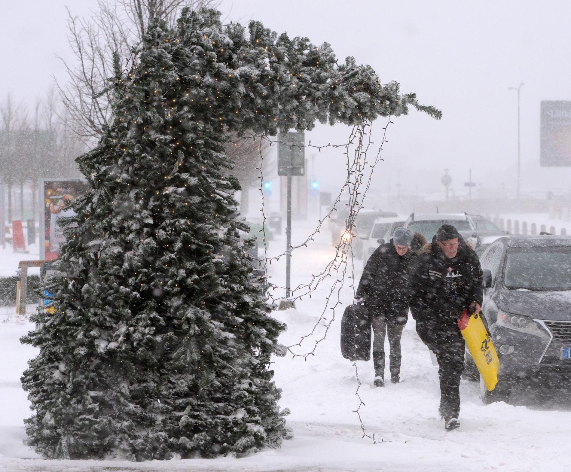 Stormen i början av december 2012 ställde till bekymmer för granarna. Vid Malmö flygplats i Sturup såg det ut så här 9 december.