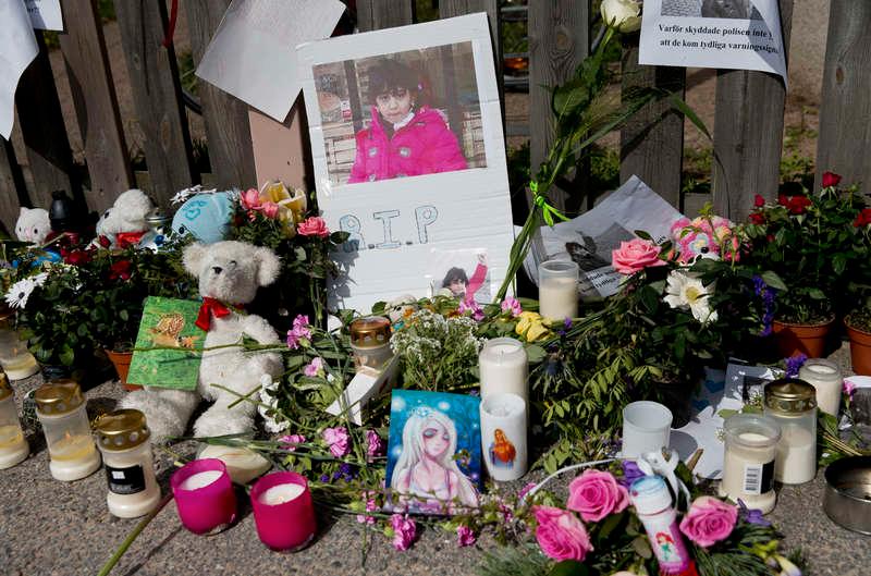 ANMÄLDES TILL SOCIALFÖRVALTNINGEN Blommor utanför bostaden där åttaåriga Yara mördades.