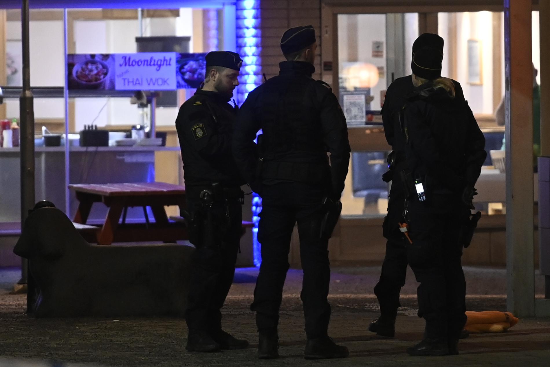 Poliser i Skogås centrum där skjutningen ägt rum. 