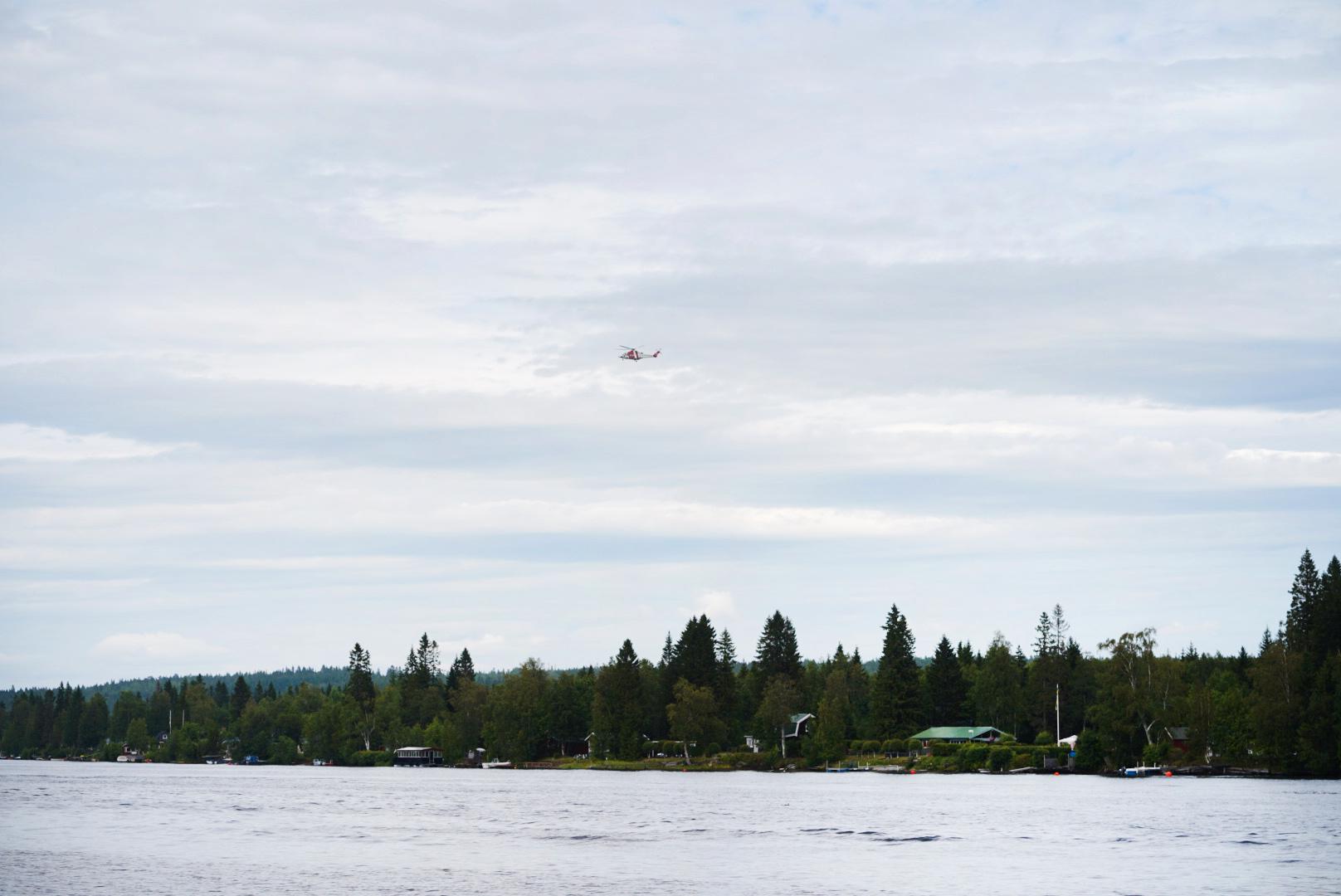 En räddningshelikopter ovanför olycksplatsen vid Storsandskär, vid Umeälven. Nio personer omkom i flygolyckan i Umeå som inträffade på söndagen.