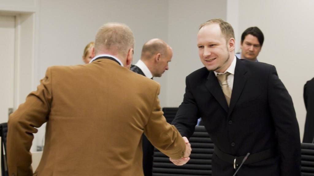 Skakar hand Anders Behring Breivik hälsar på rättspsykiatriker Torgeir Husby under förhandlingen i Oslo tingsrätt.