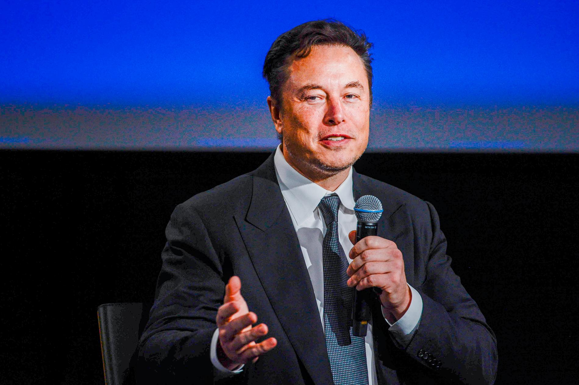 Elon Musk tycker att han betalar för mycket, men ser ändå möjligheter. Arkivbild.
