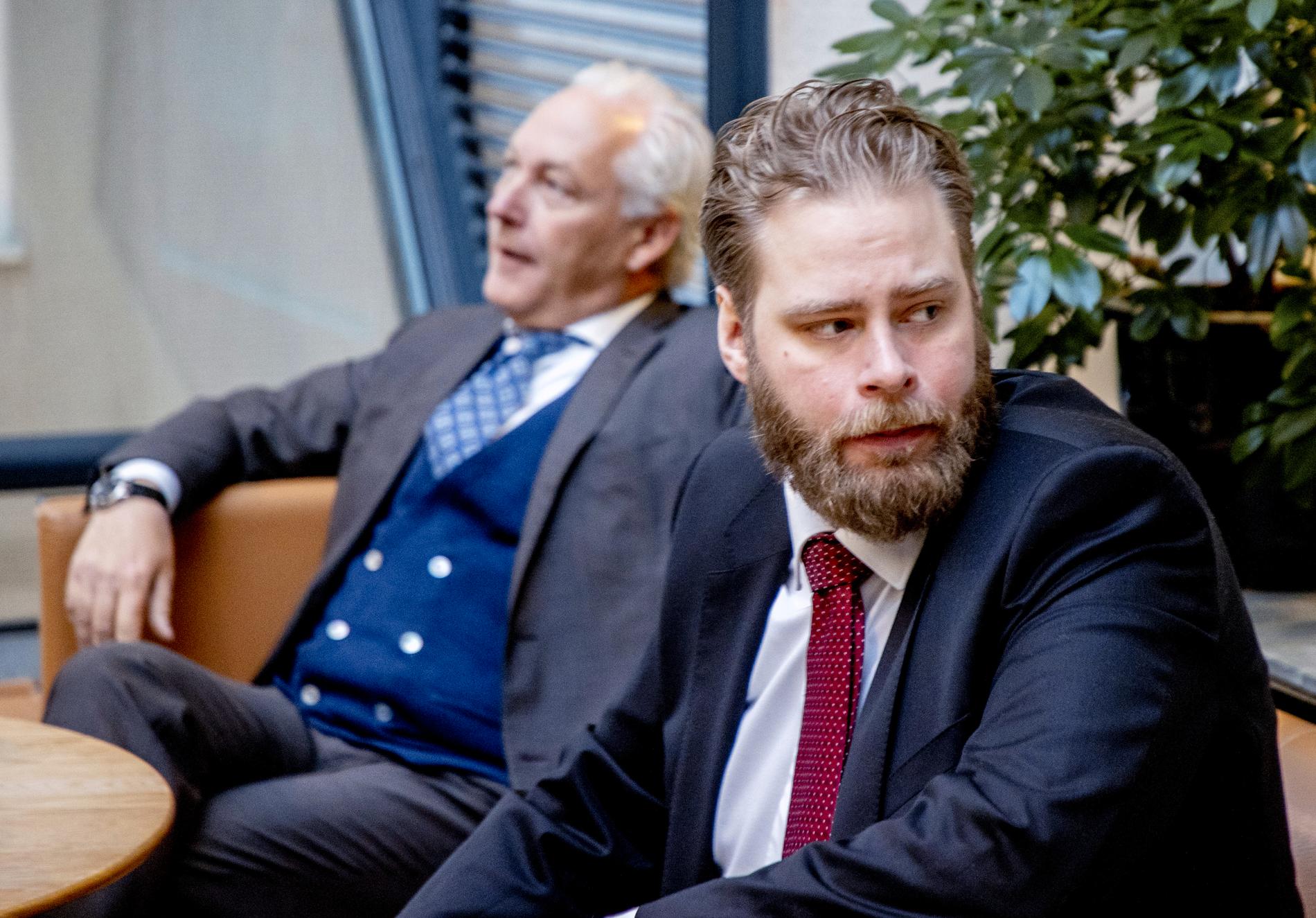 Försvarsadvokaten Johan Eriksson och journalisten Henrik Evertsson inför hovrättsförhandlingarna den 25 januari 2022.