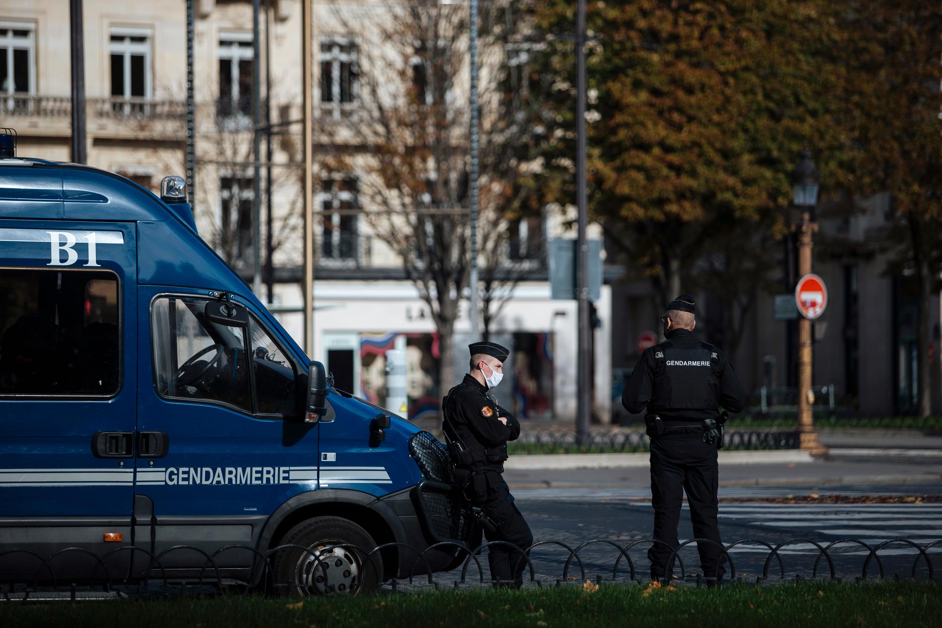Fransk polis har utökat sina kontroller i Paris efter att man sett tecken på att invånarna bryter mot de covid-restriktioner som råder. Arkivbild.