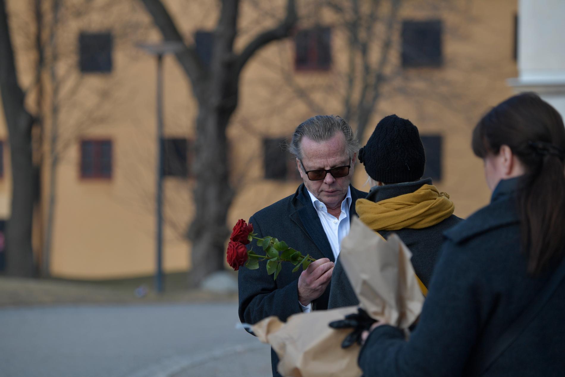 Krister Henriksson anländer till begravningen. 