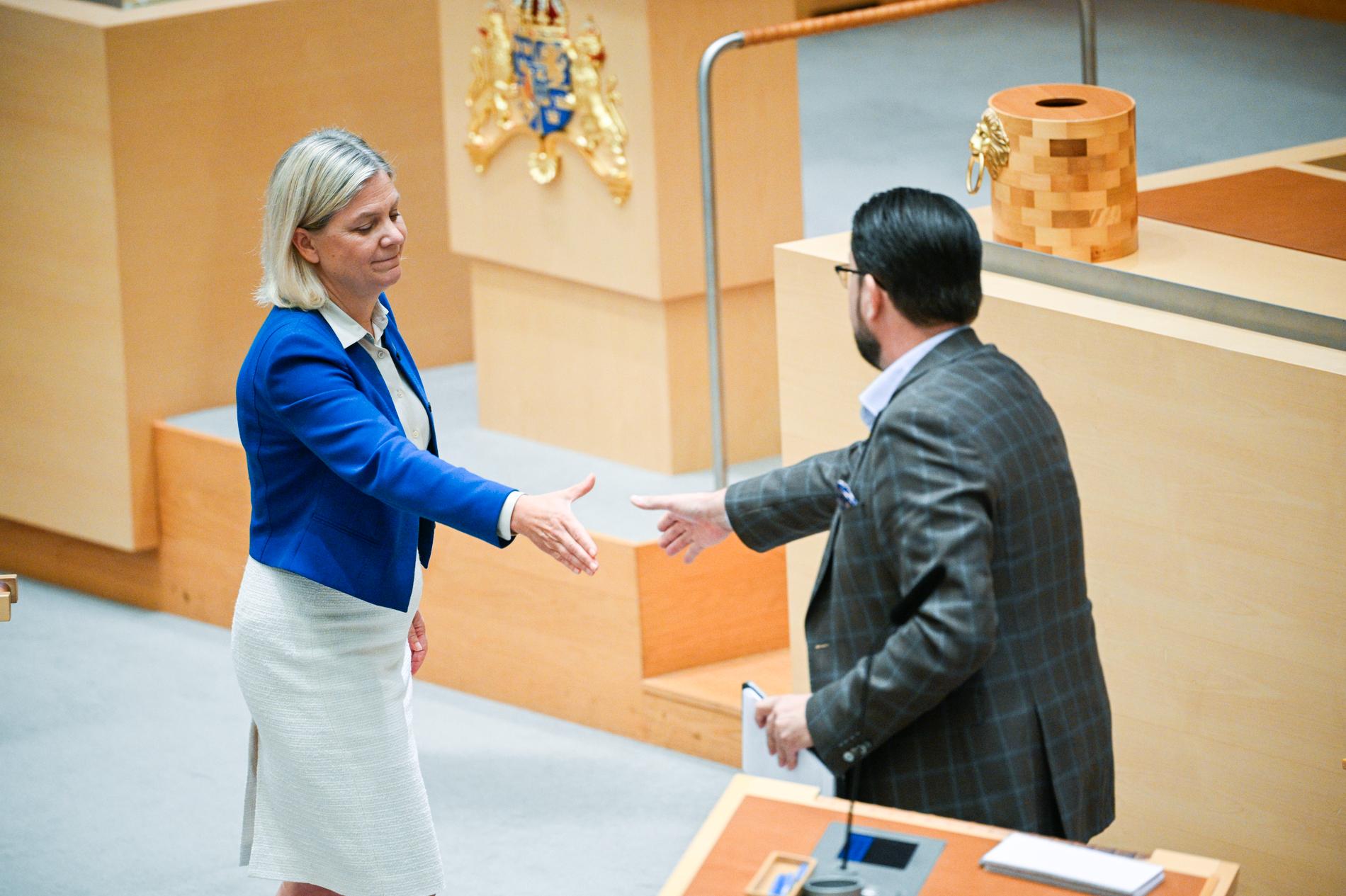 Jimmie Åkesson och Magdalena Andersson vid höstens första partiledardebatt i riksdagen.