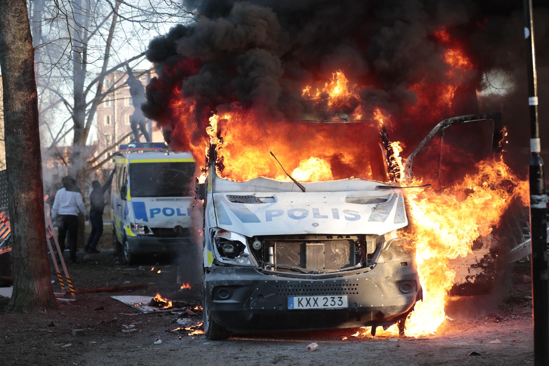 Flera polisbussar i lågor i Sveaparken i Örebro. Minst tio poliser skadades i det våldsamma upploppet. 