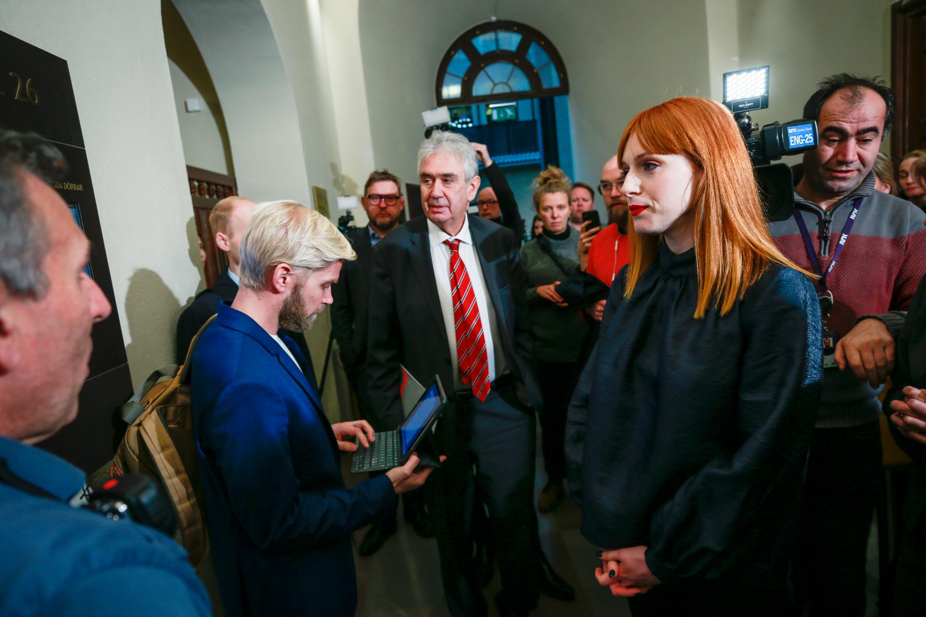 Cissi Wallin utanför rättegångssalen i i Stockholms tingsrätt. Under torsdagen inleddes rättegången mot debattören Cissi Wallin, som har åtalats för grovt förtal sedan hon på sitt Instagramkonto pekade ut journalisten Fredrik Virtanen som våldtäktsman.