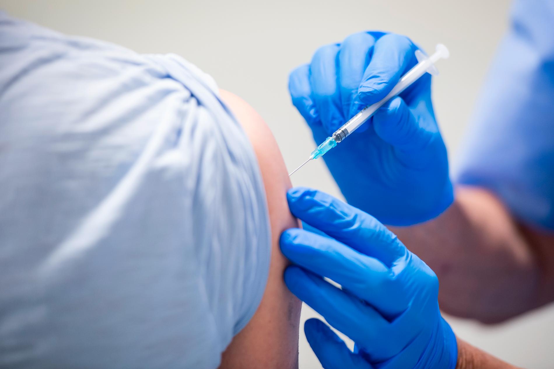 En vaccinatör ger en man en dos vaccin. Arkivbild.
