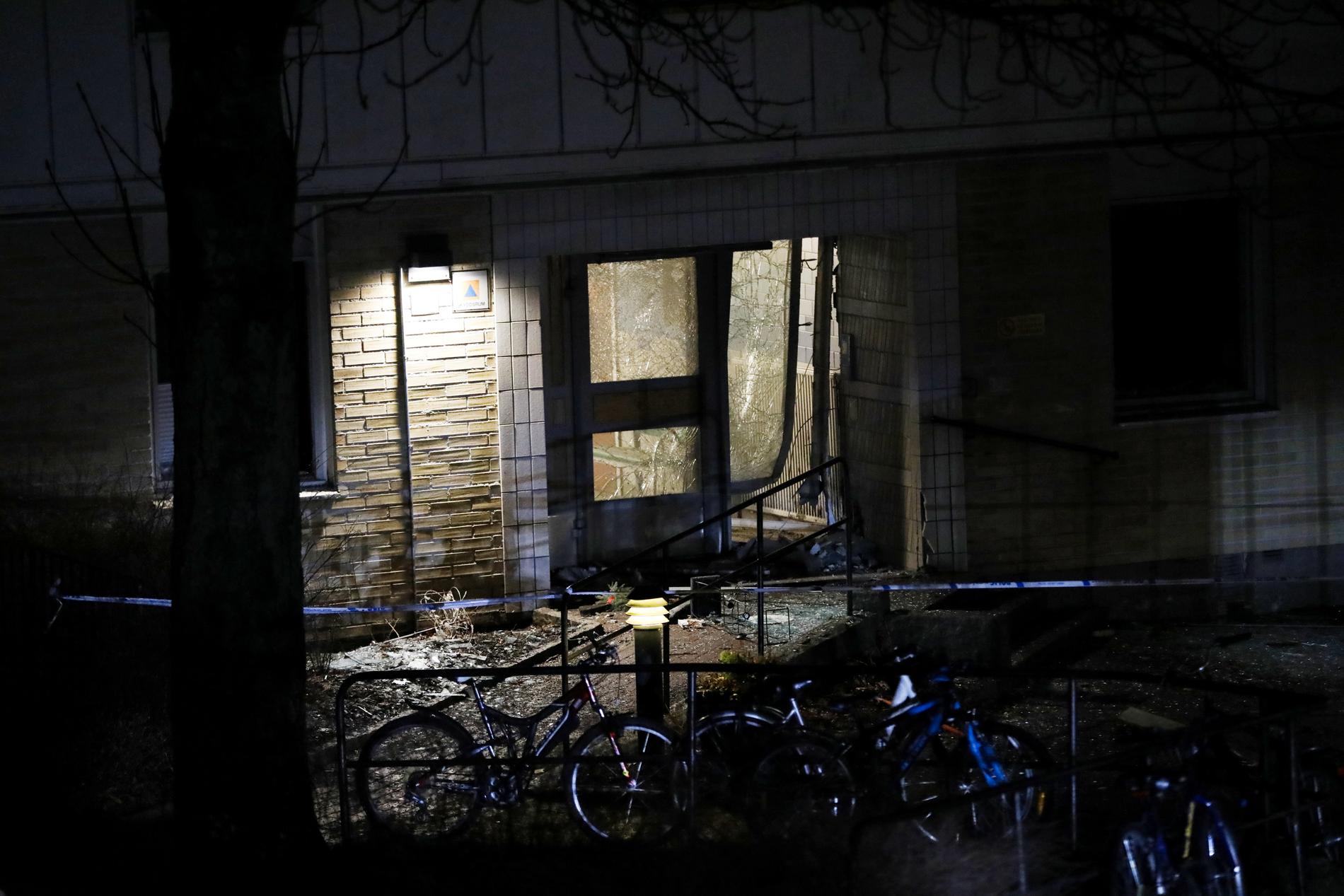 På nyårsafton i fjol skedde en explosion i en port i Rågsved i södra Stockholm. Nu har domarna mot de misstänkta kommit. Arkivbild.