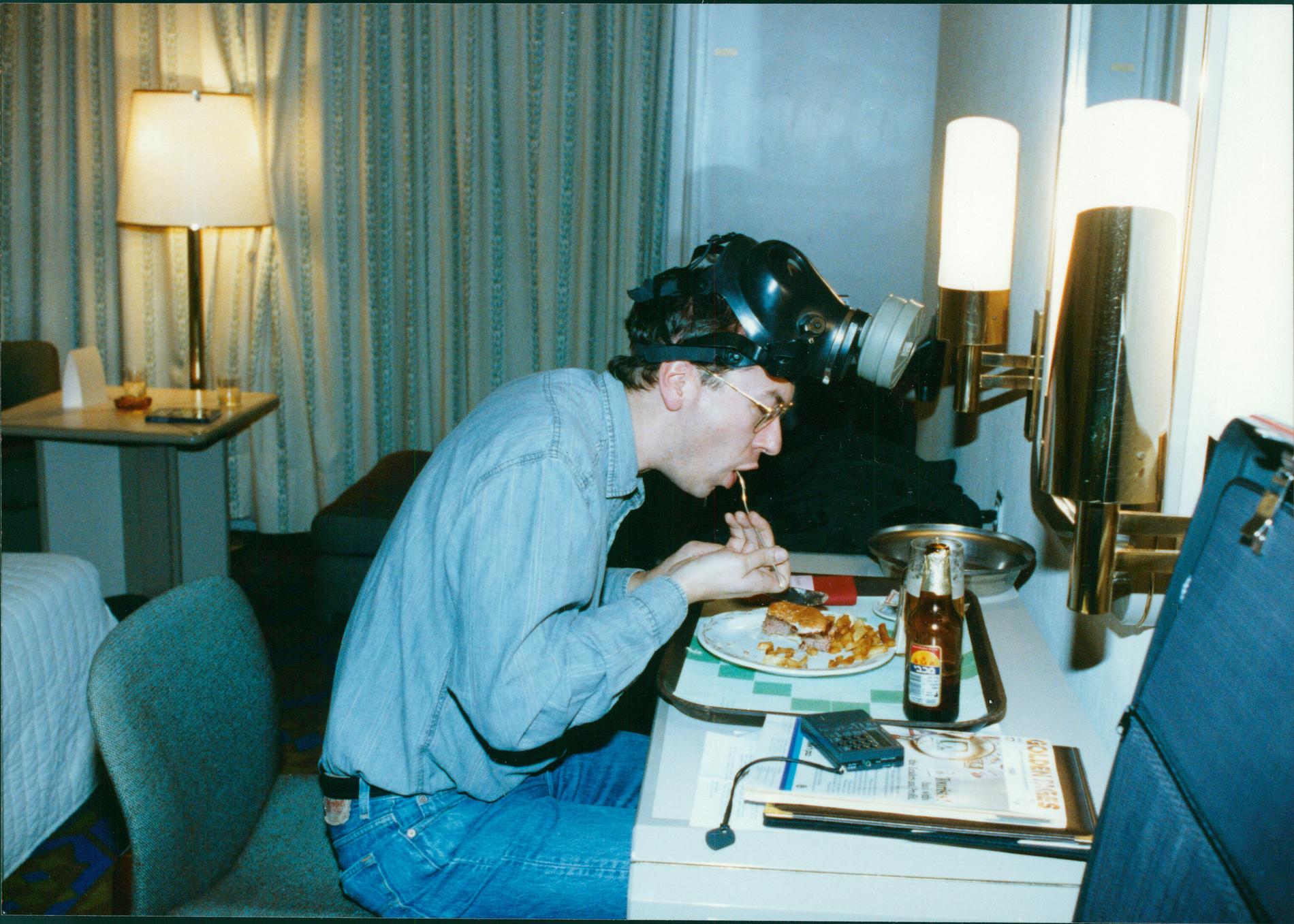 Stefan Borg äter med gasmask i Israel 1991.