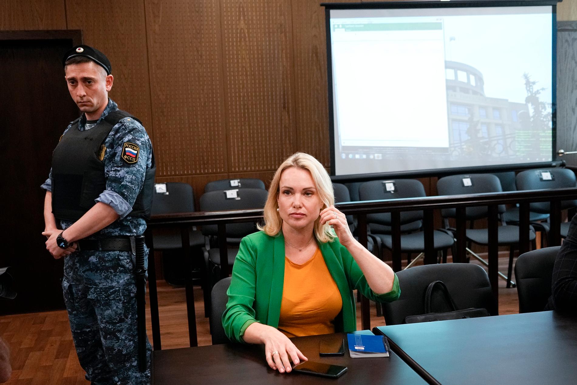 Den ryska före detta tv-journalisten Marina Ovsjannikova vid ett framträdande i rätten i slutet av juli. Arkivbild.