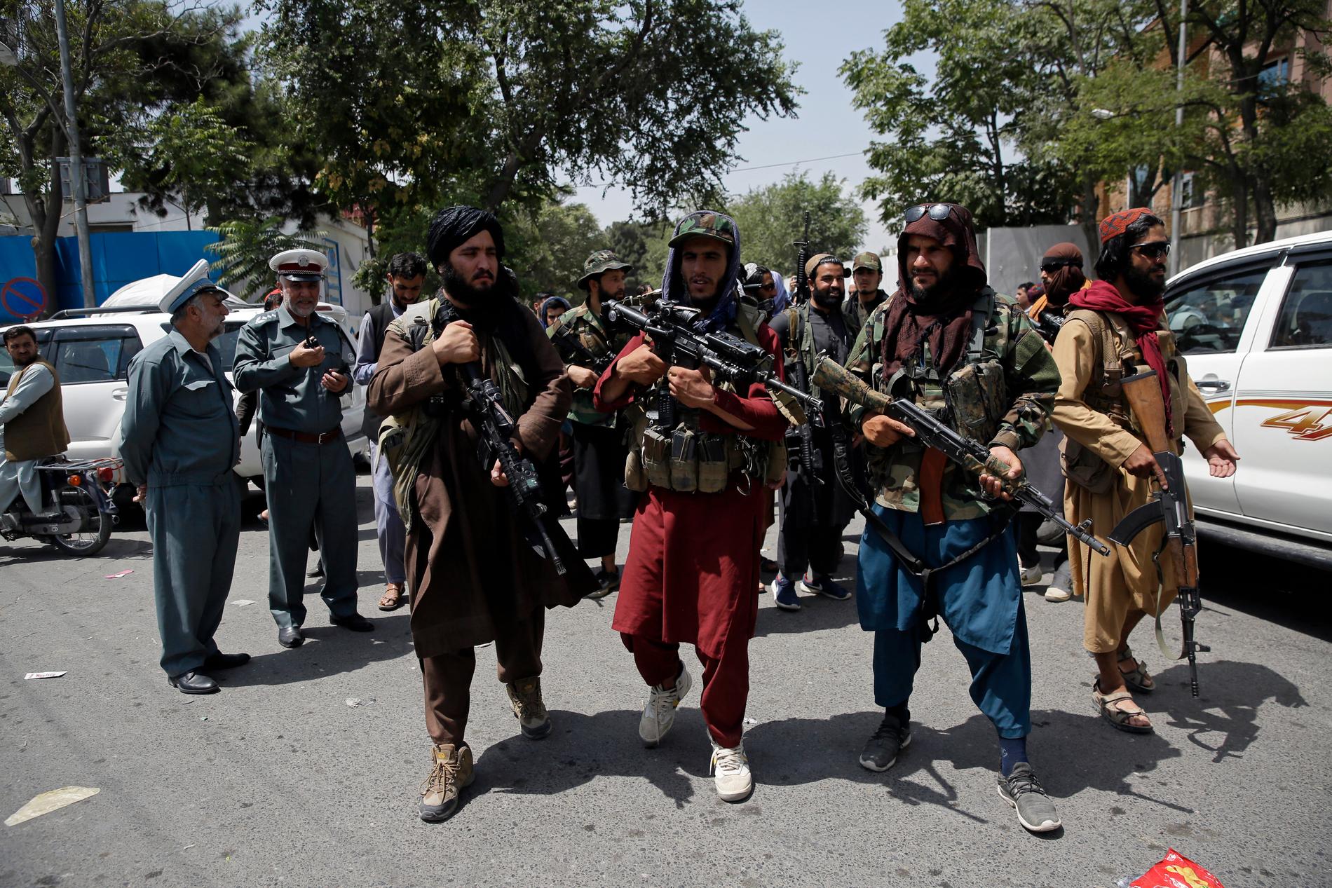 Patrullerande talibaner i Kabul. 
