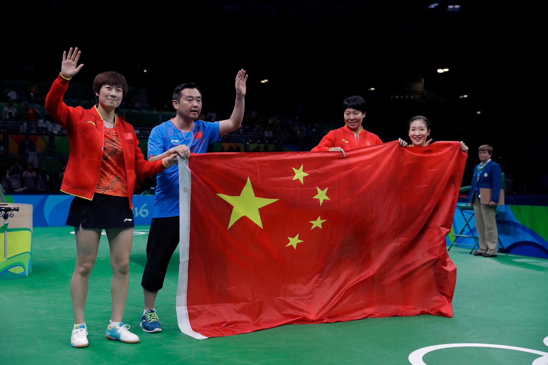 Kong Linghui med spelarna som tog OS-guld i lag i Rio i fjol.