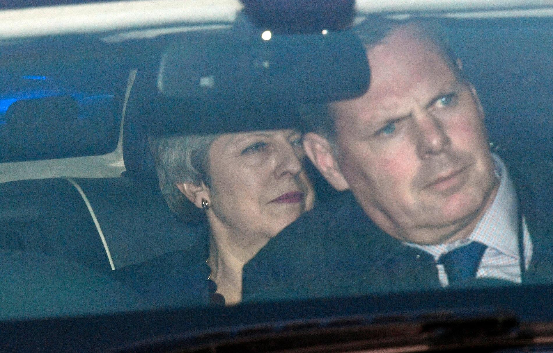Theresa May fotograferad när hon sitter i baksätet i sin bil på väg ut från det brittiska parlamentet. Bilden är från den 27 mars.